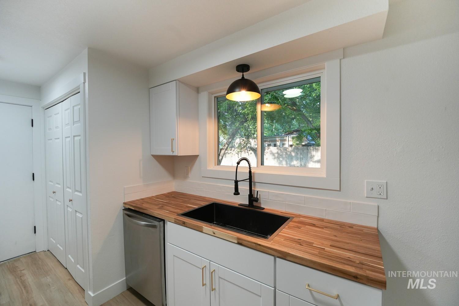 7102 S Ravenswood Way Property Photo 3