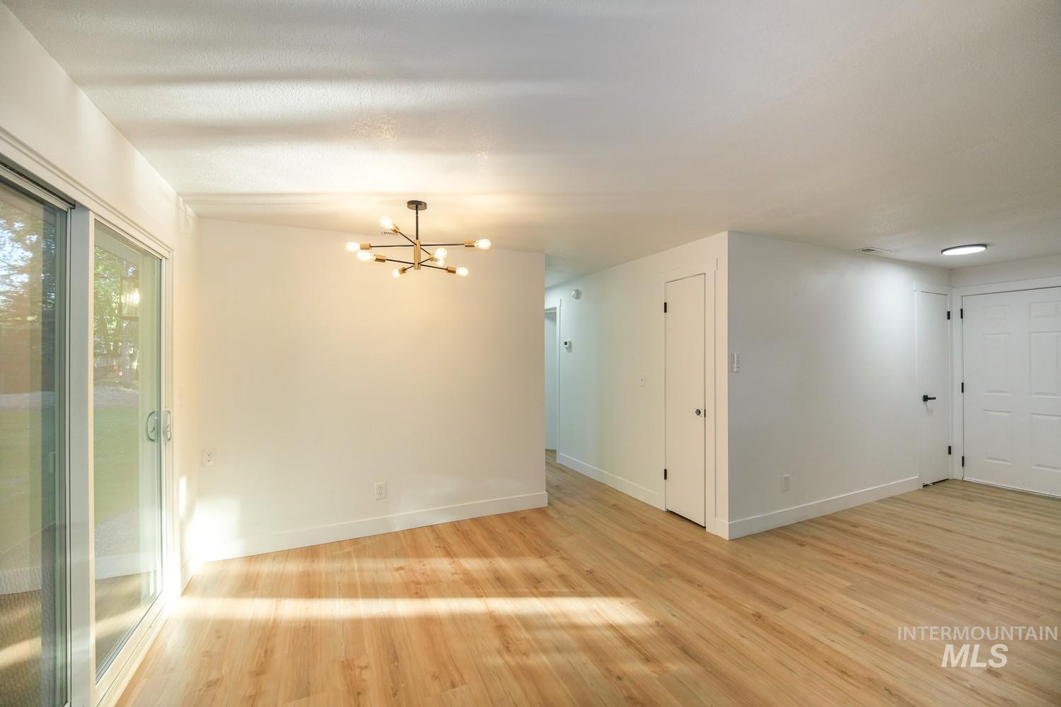 7102 S Ravenswood Way Property Photo 5