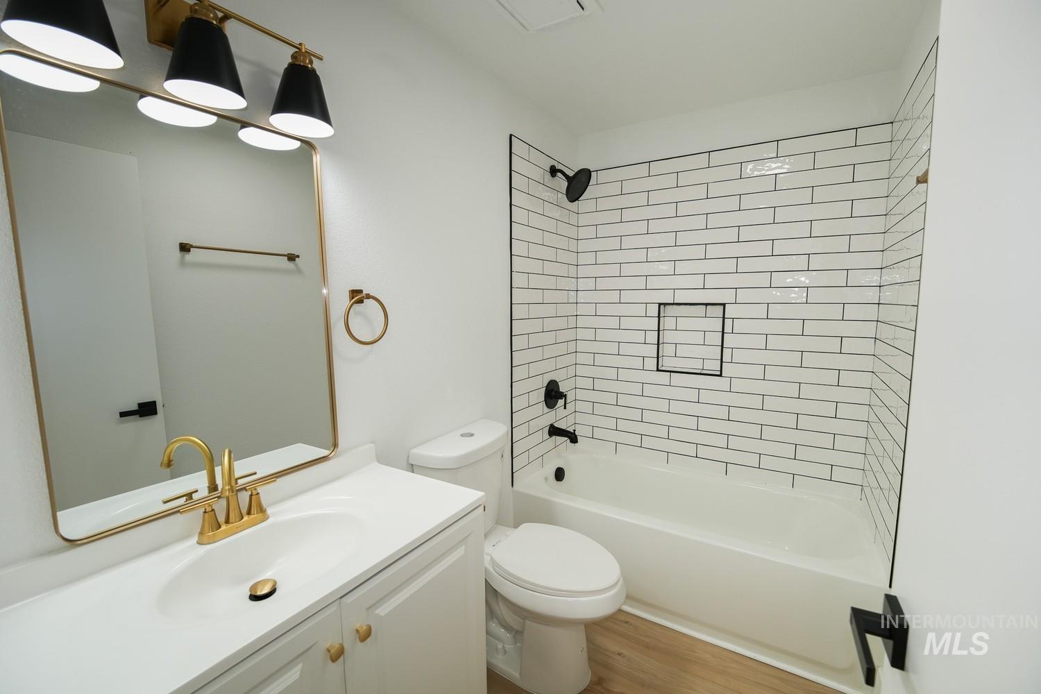 7102 S Ravenswood Way Property Photo 9