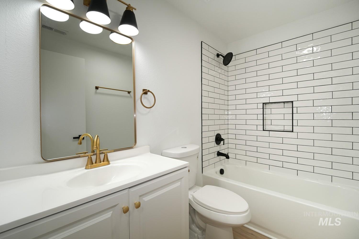 7102 S Ravenswood Way Property Photo 10