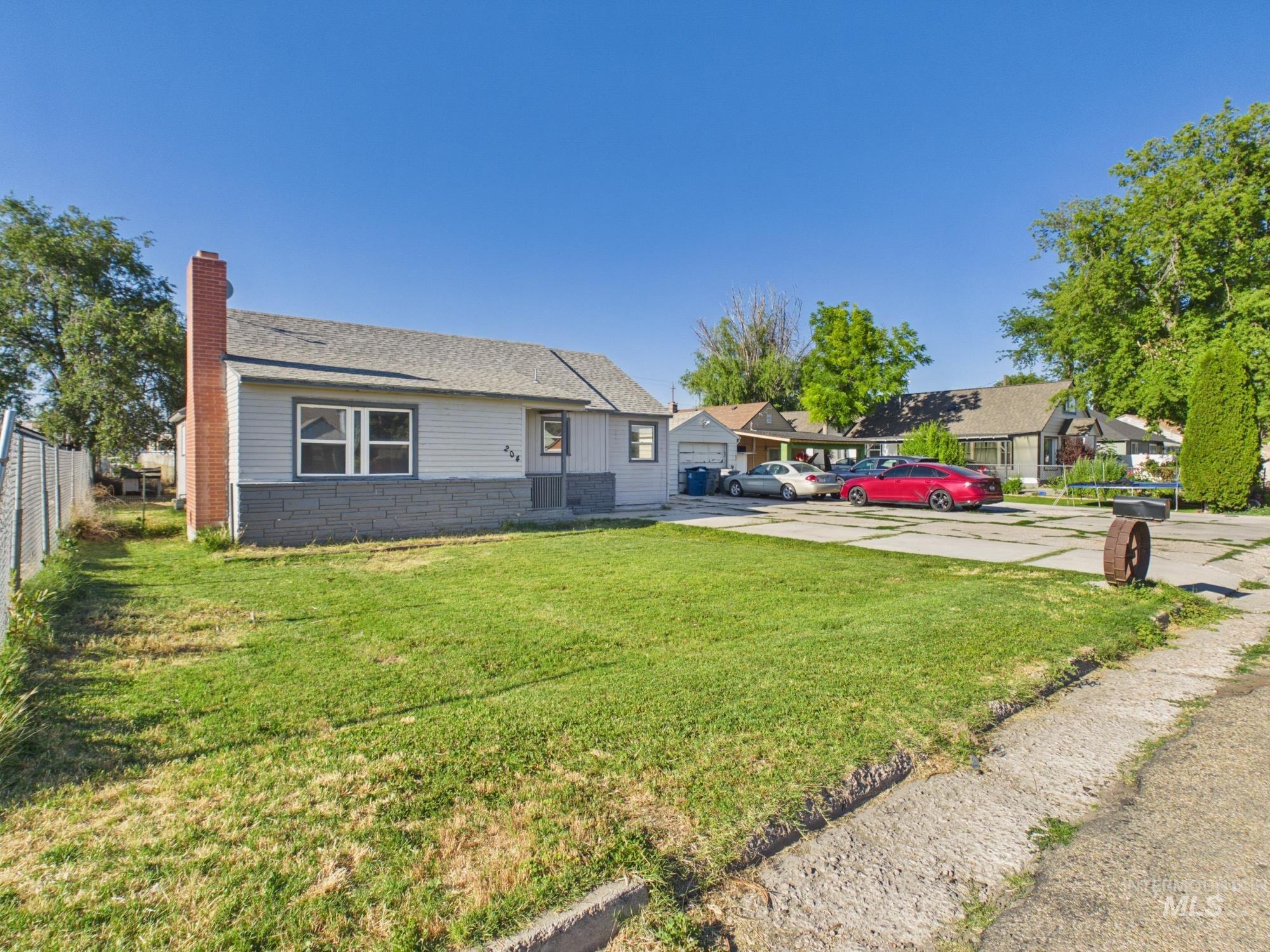 204 Anderson St Property Photo 3