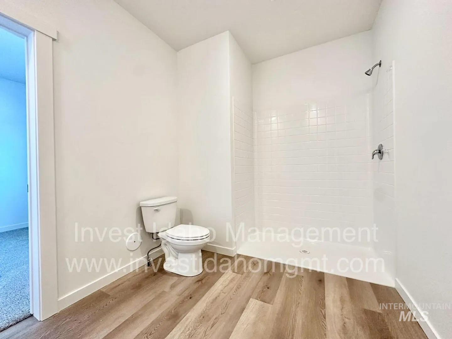 1303 S Nathan Ln Property Photo 8