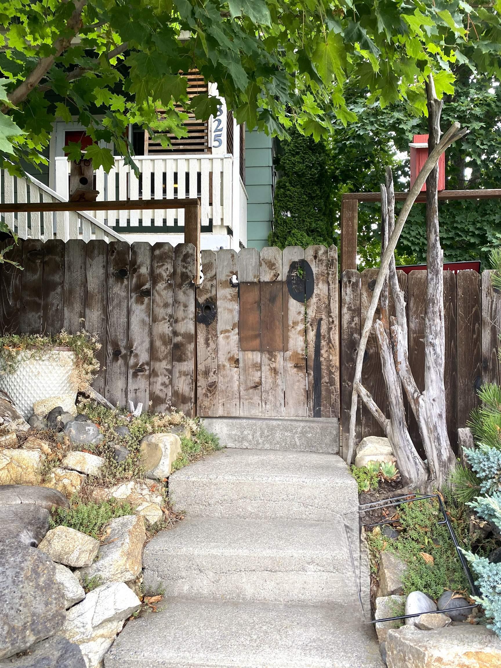 825 Larch Street Property Photo 4