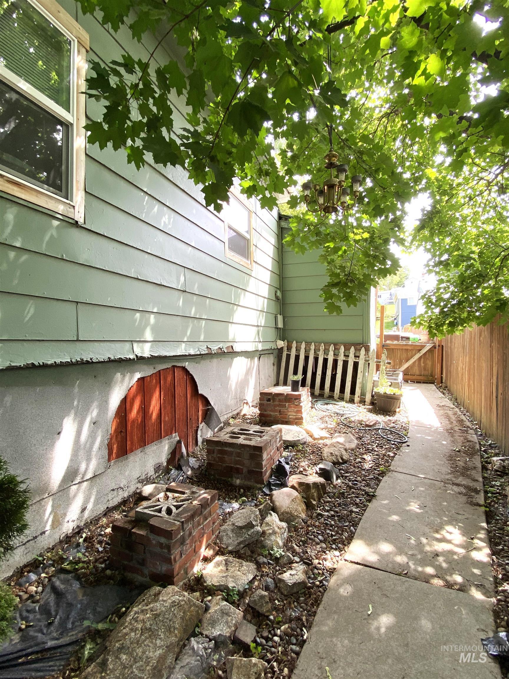 825 Larch Street Property Photo 6