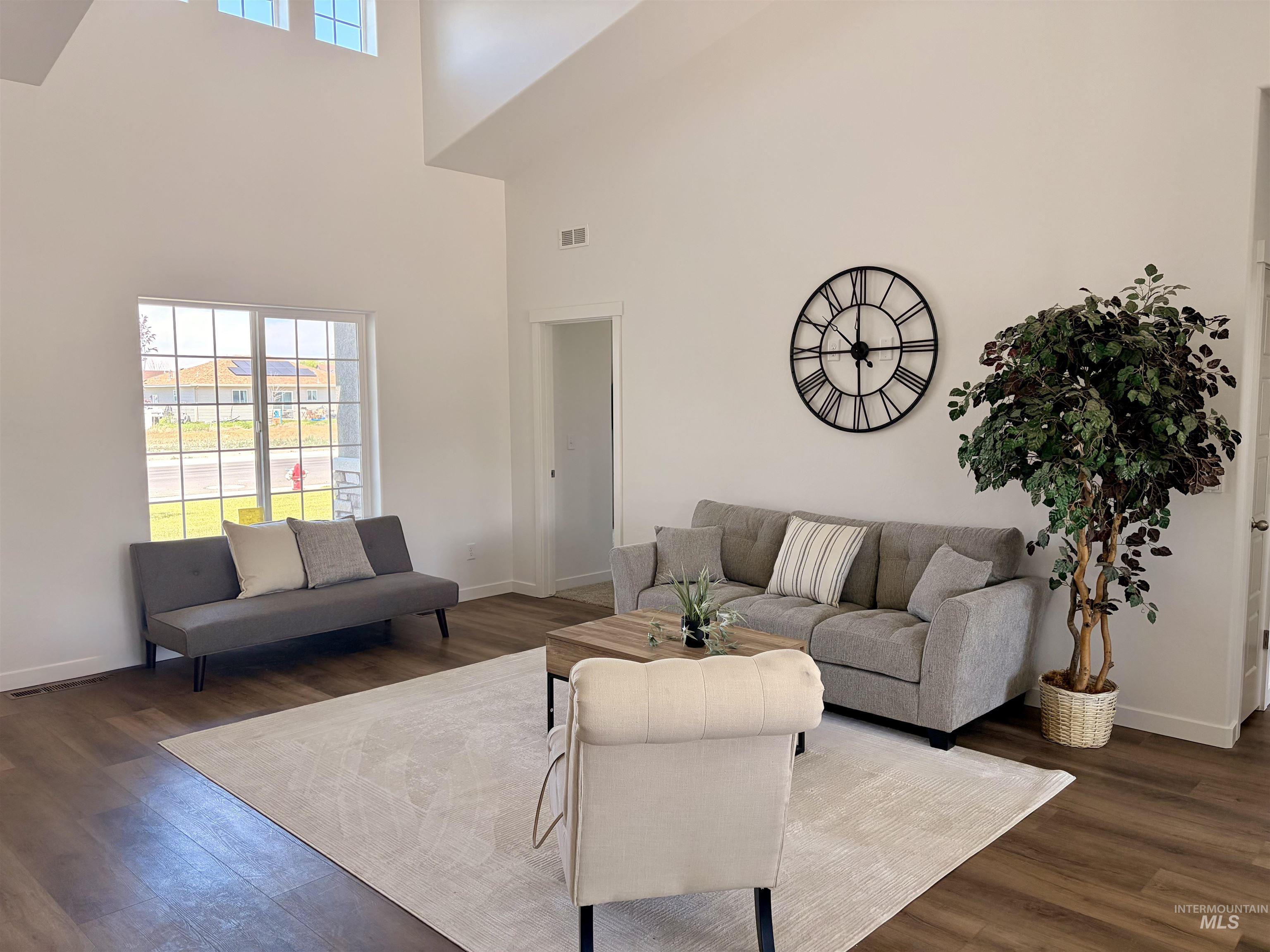751 Waveland Avenue Property Photo 10