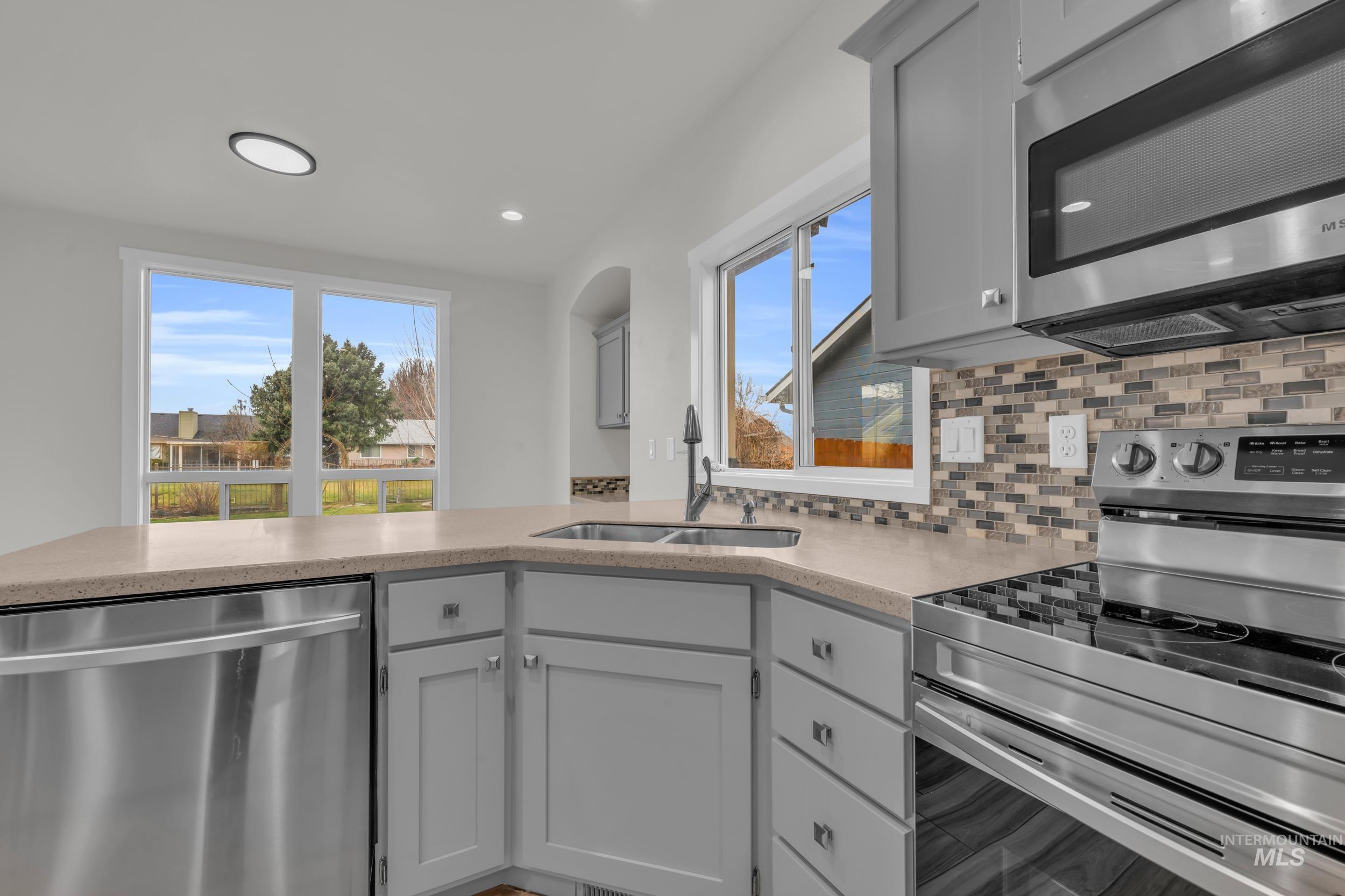 1889 Pilgrim Ave Property Photo 12