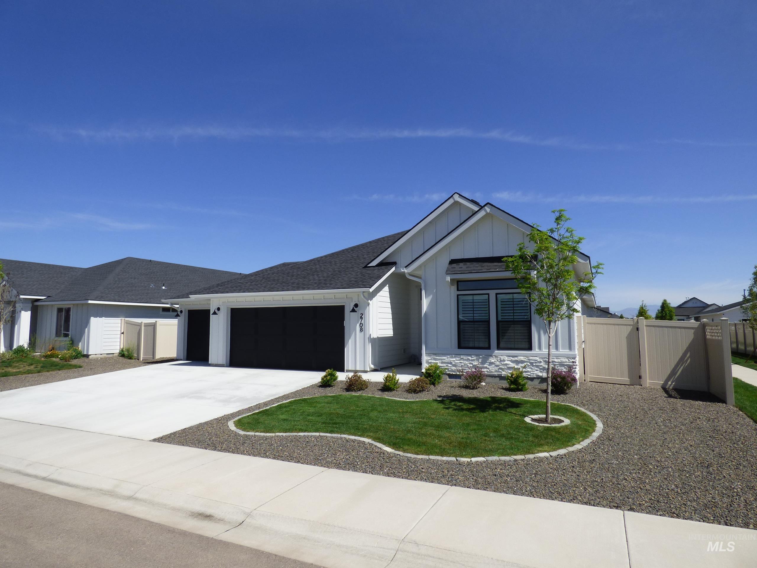 2708 E Buckaroo Dr. Property Photo 2