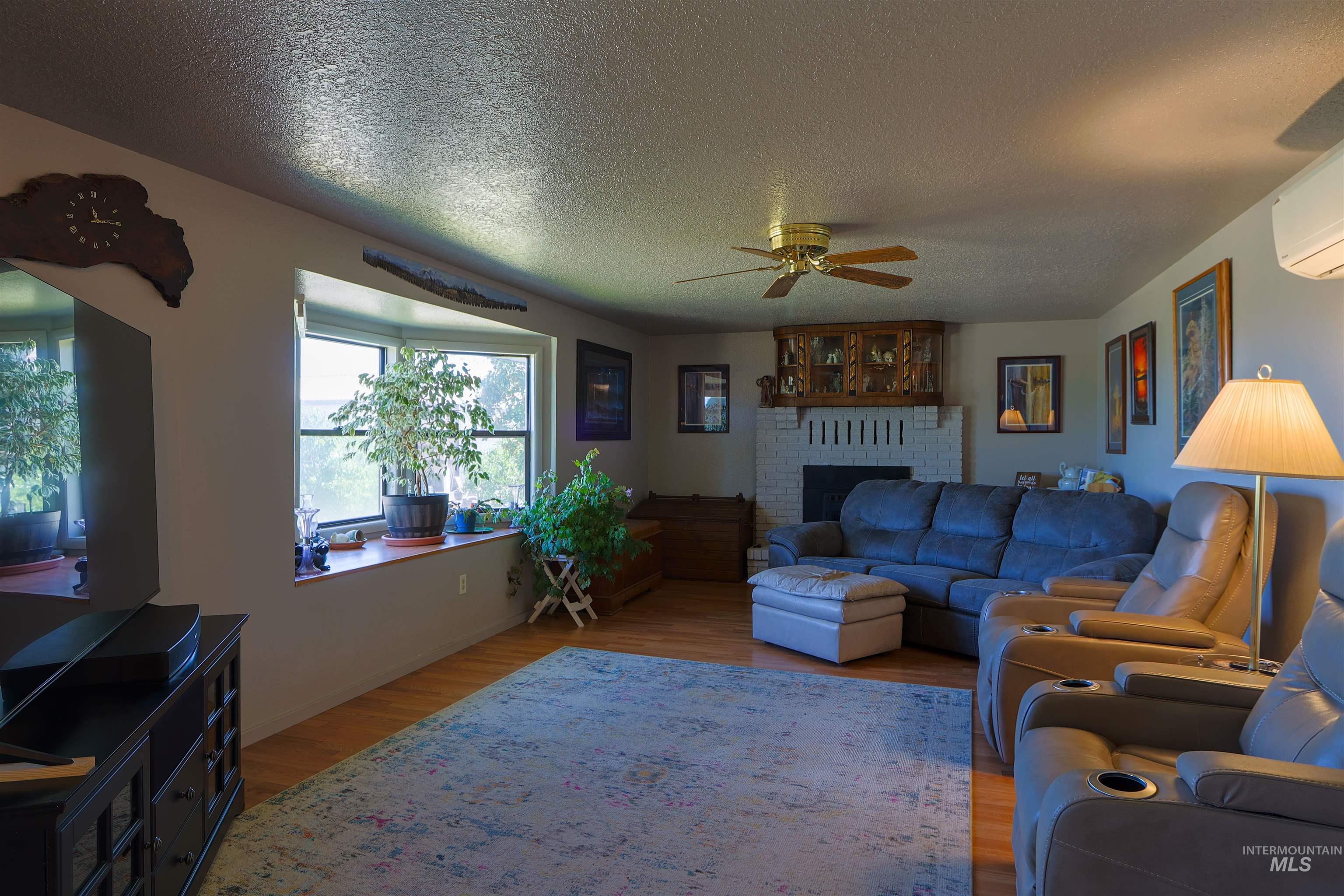 1867 S Exeter Rd Property Photo 3