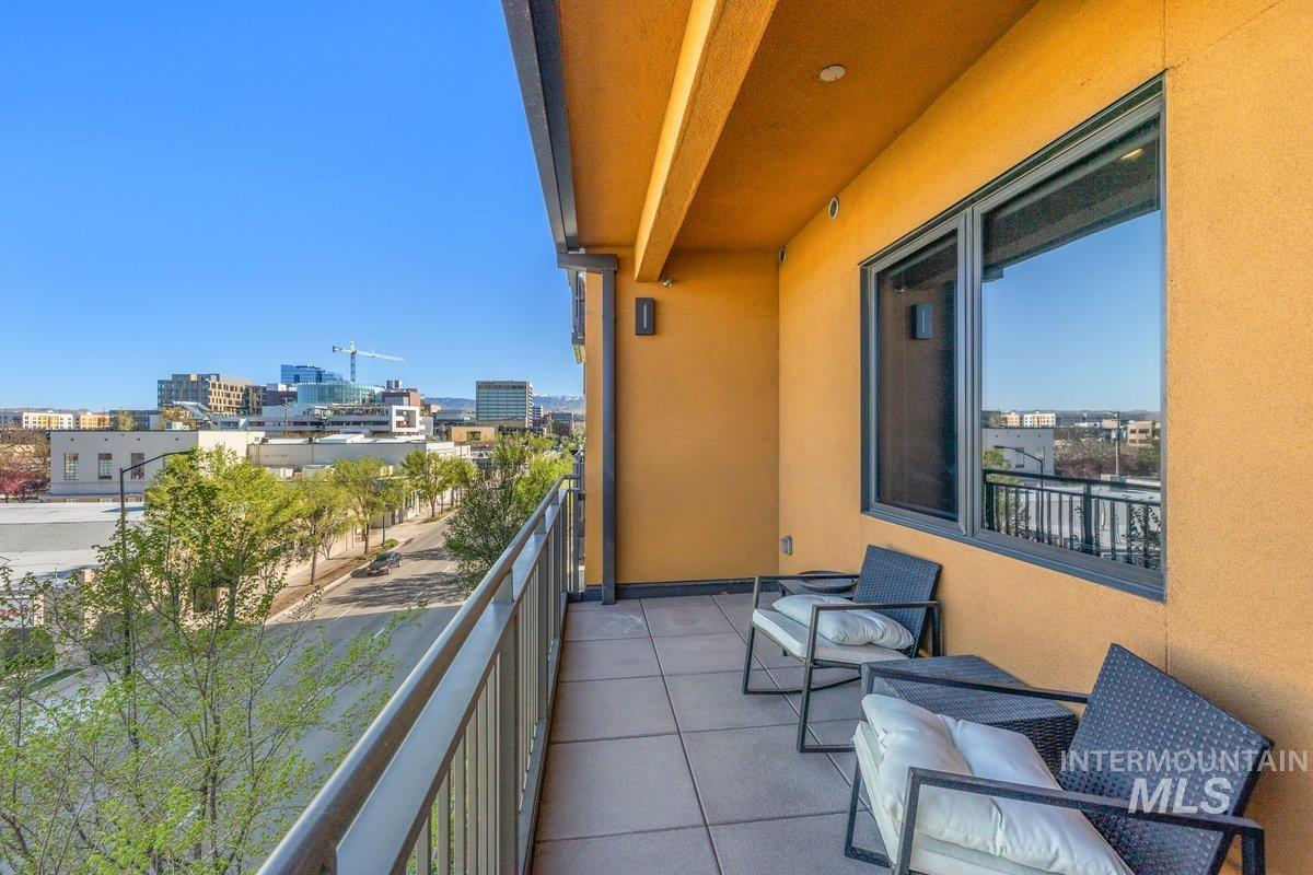 880 W River Street Property Photo 6