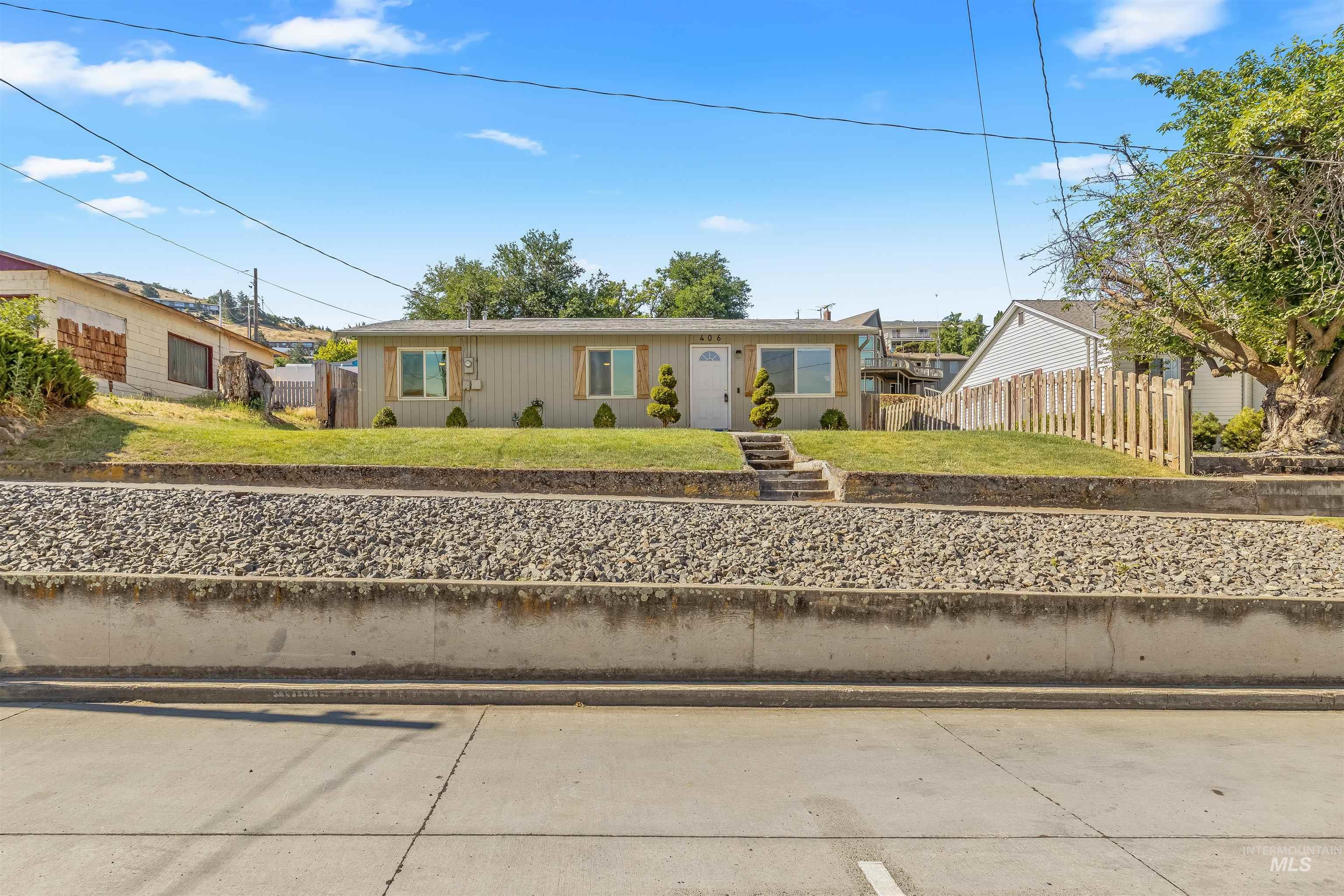 406 2nd Street Property Photo 2