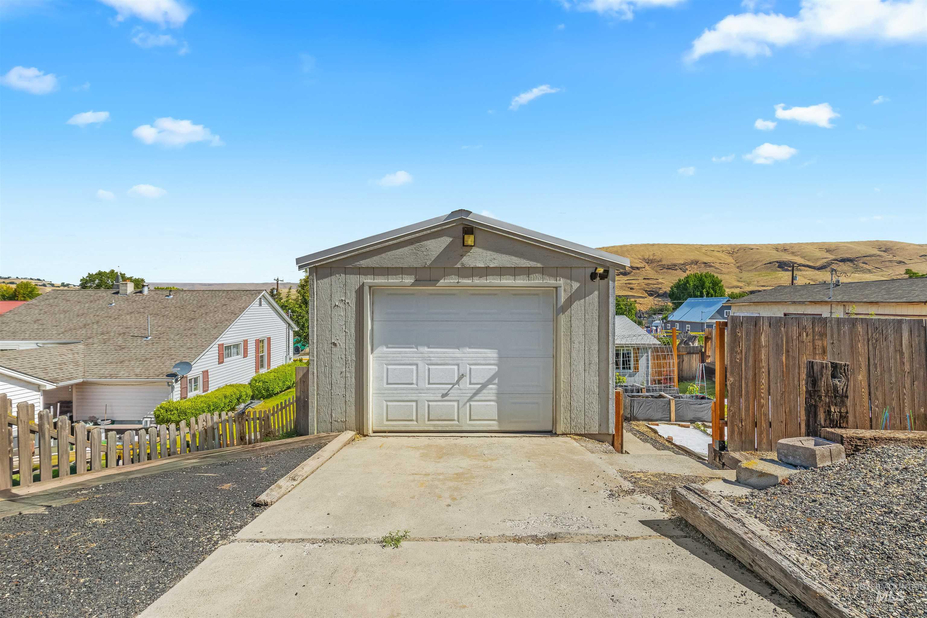 406 2nd Street Property Photo 17