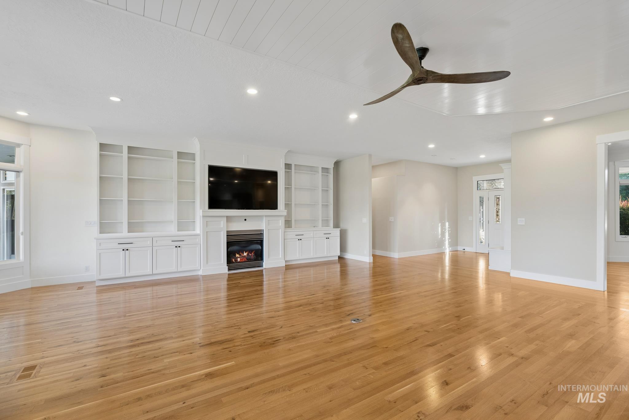 2050 S Artesian Rd Property Photo 9