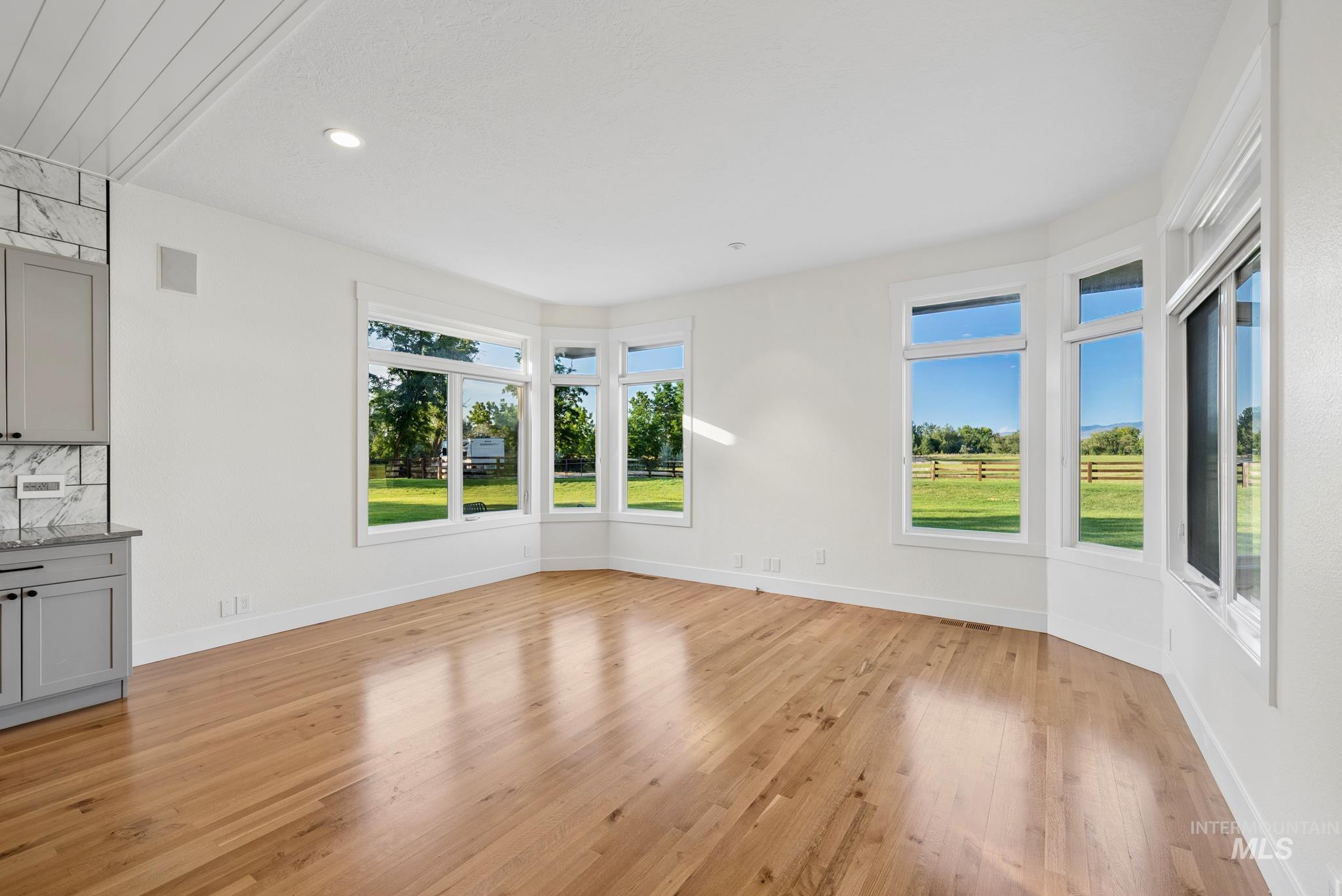 2050 S Artesian Rd Property Photo 15