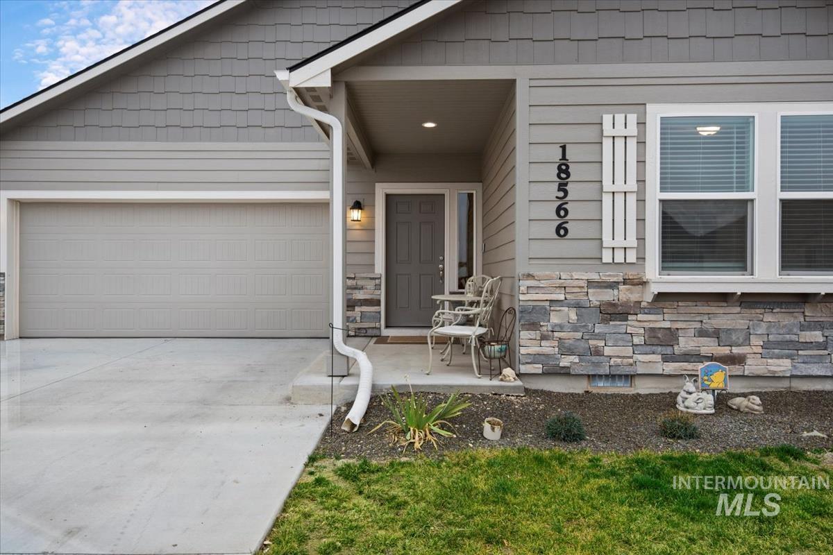 18566 White Rose Pl Property Photo 3