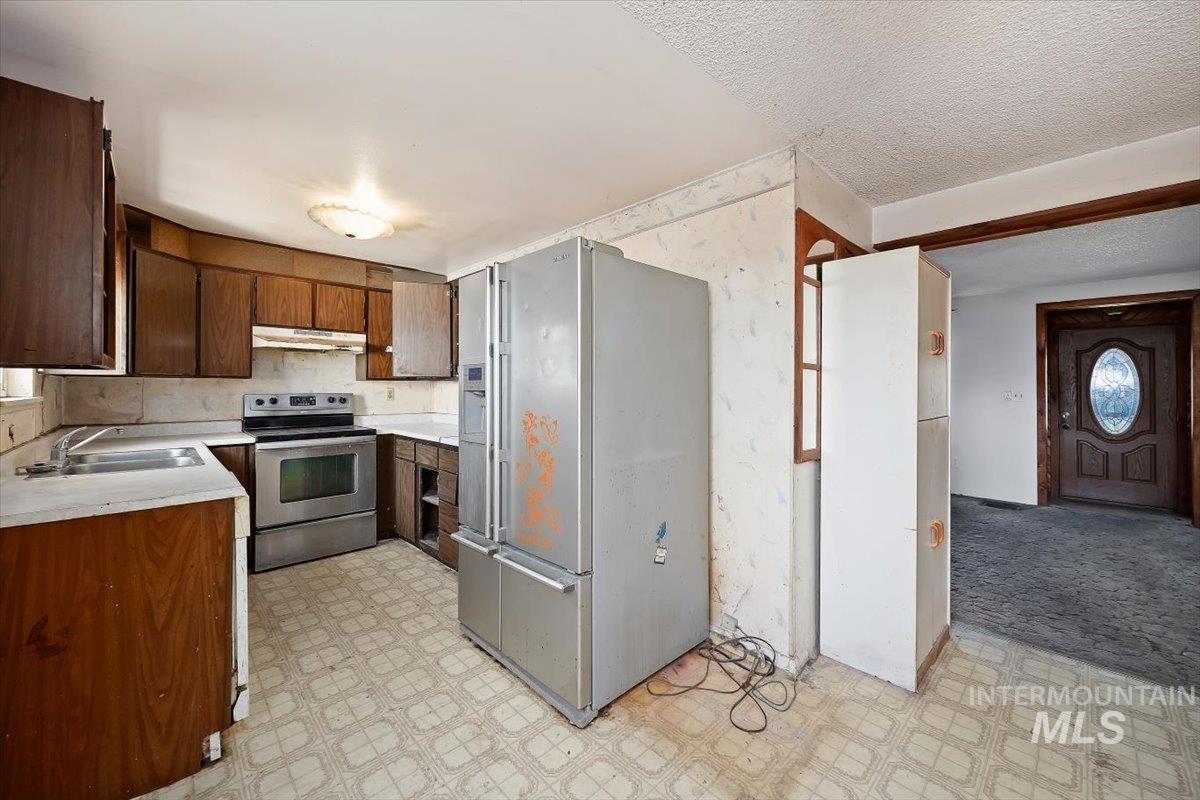 526 E Avenue J Property Photo 12