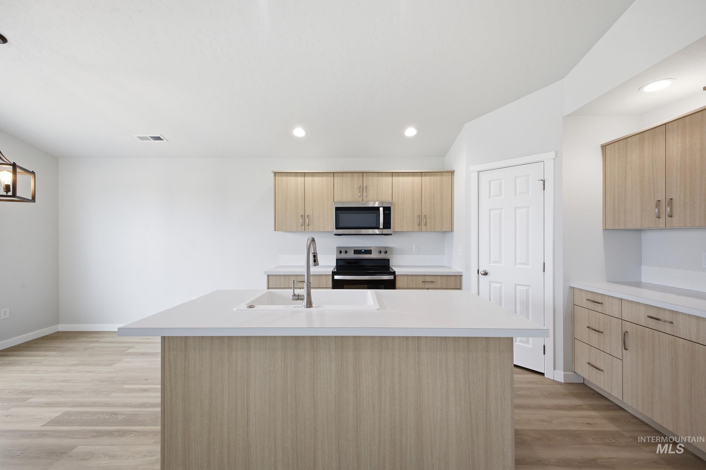 1598 Sunday River St Property Photo 3
