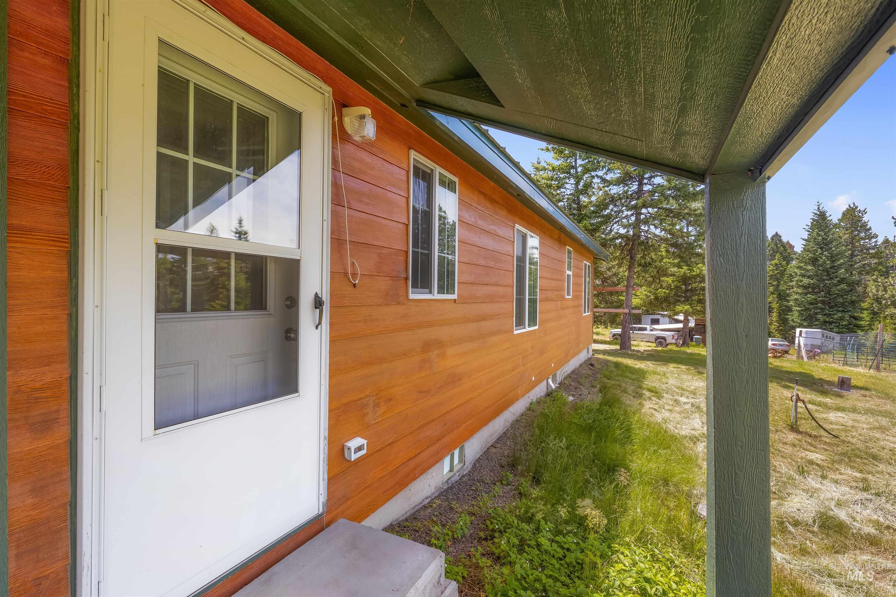 43874 Yellow Pine Avenue Property Photo 4