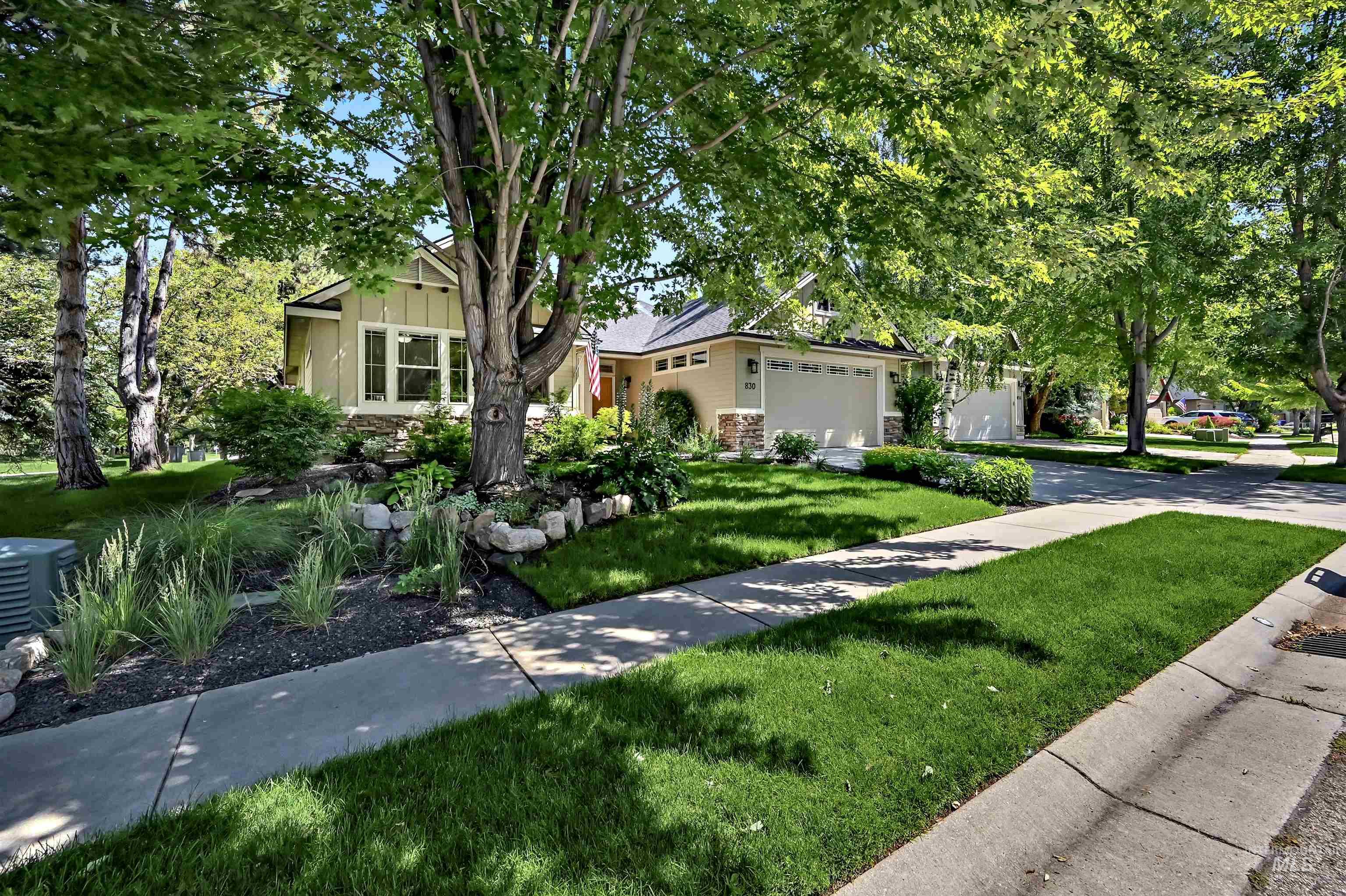 830 E Thunderbird Court Property Photo 3