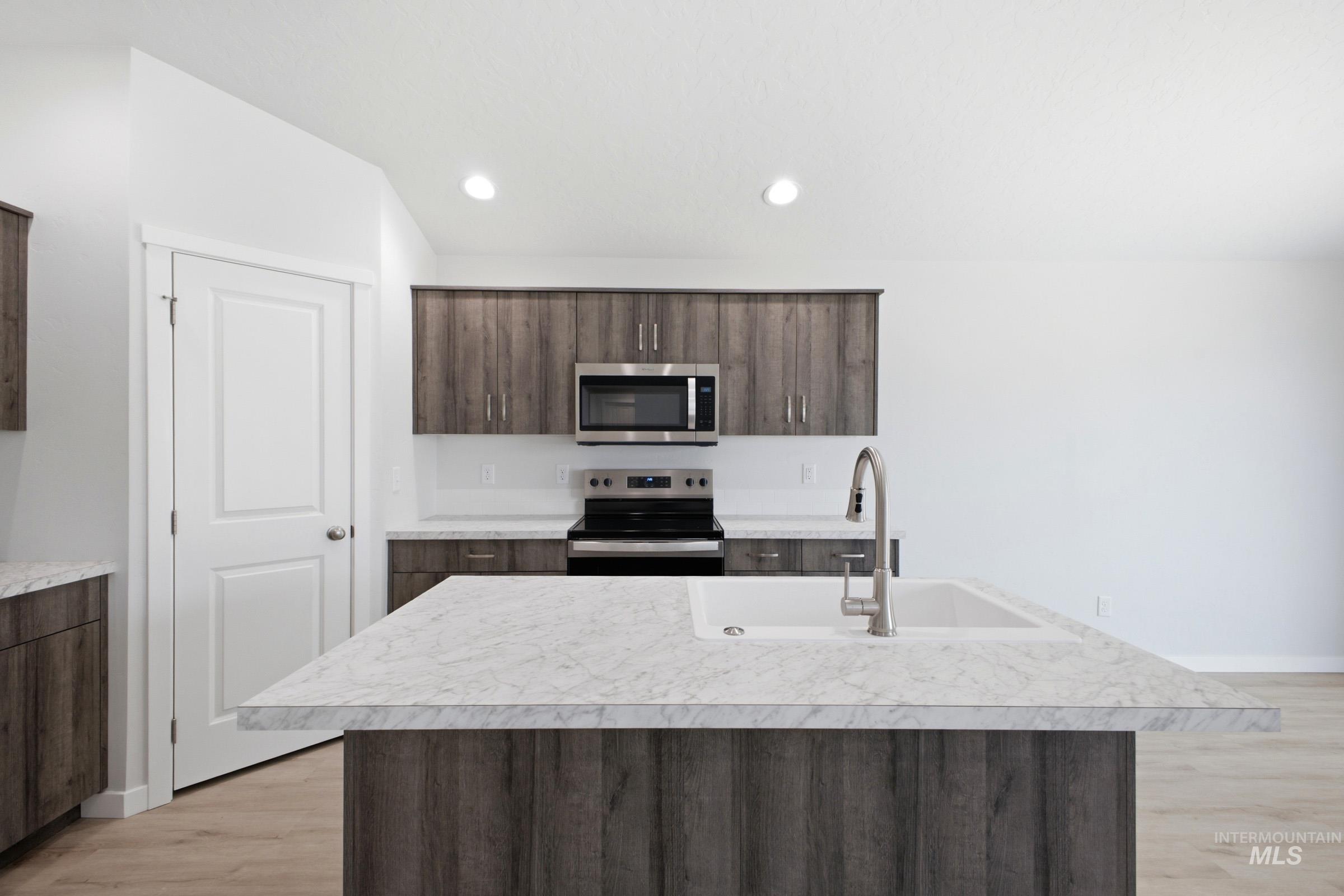 14092 Shiny Spruce St Property Photo 3
