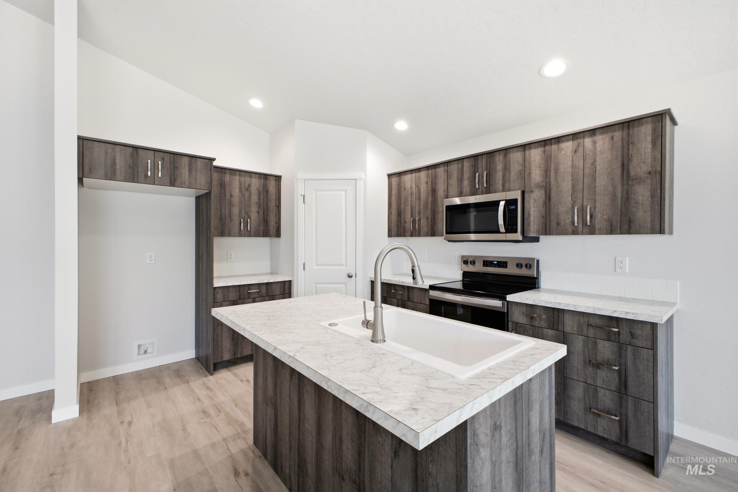 14092 Shiny Spruce St Property Photo 4