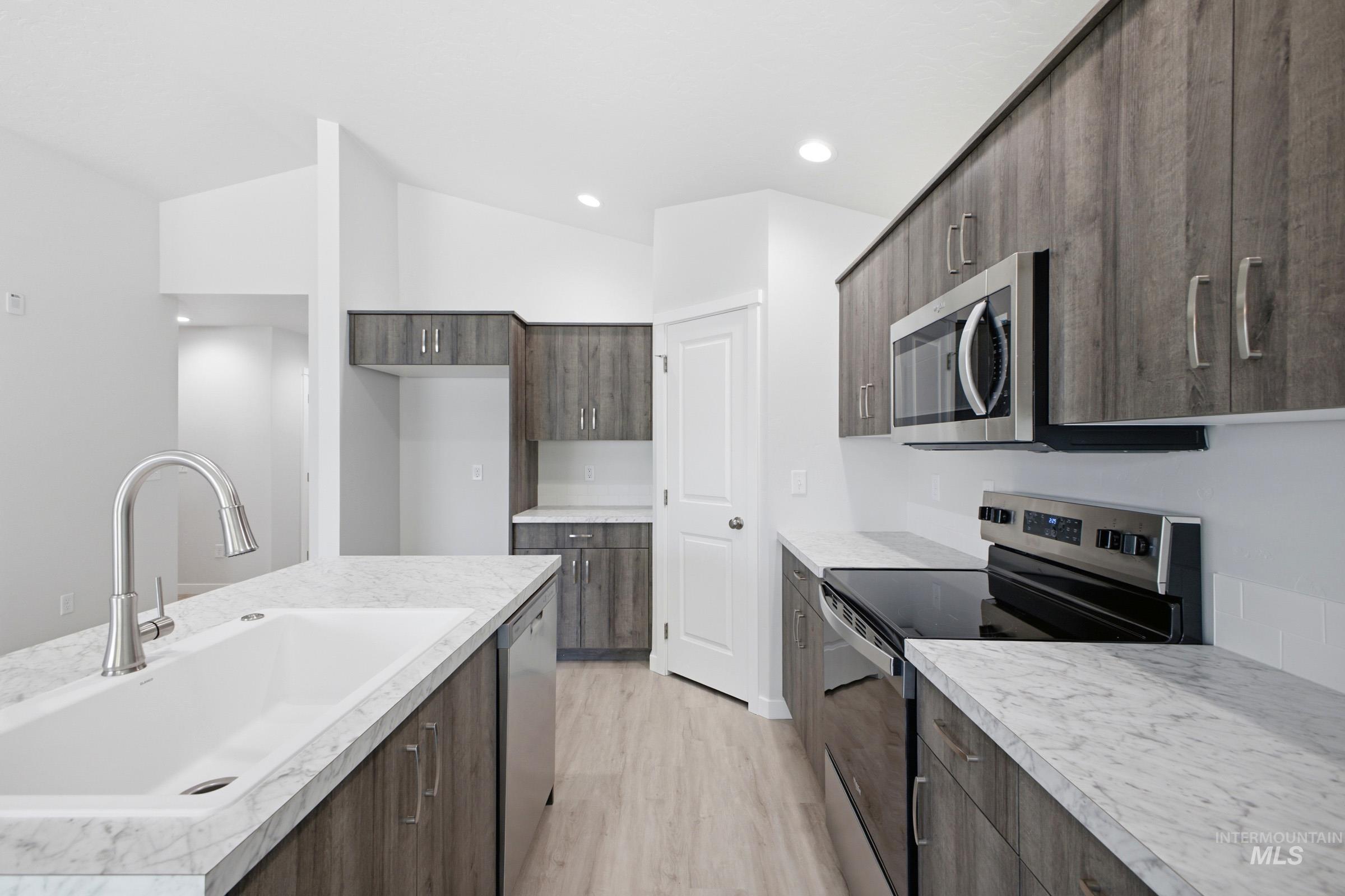 14092 Shiny Spruce St Property Photo 5
