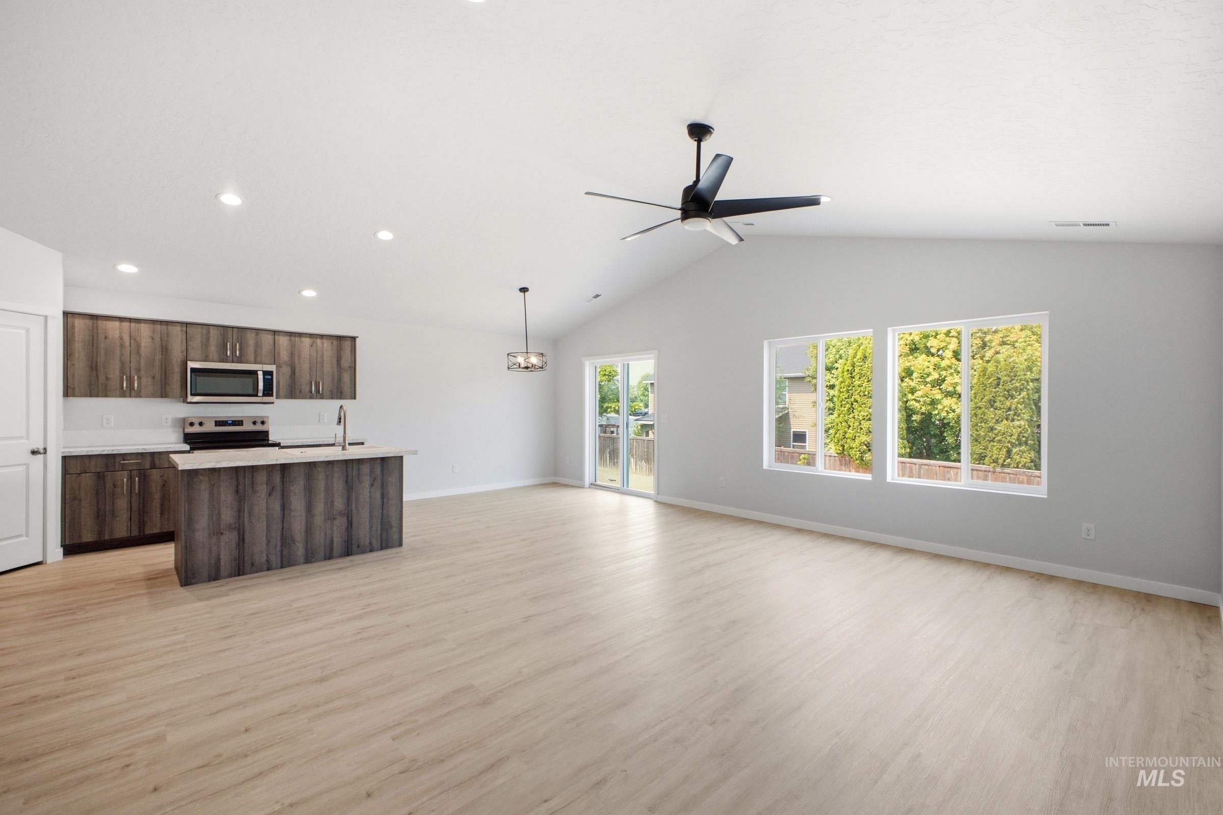 14092 Shiny Spruce St Property Photo 9