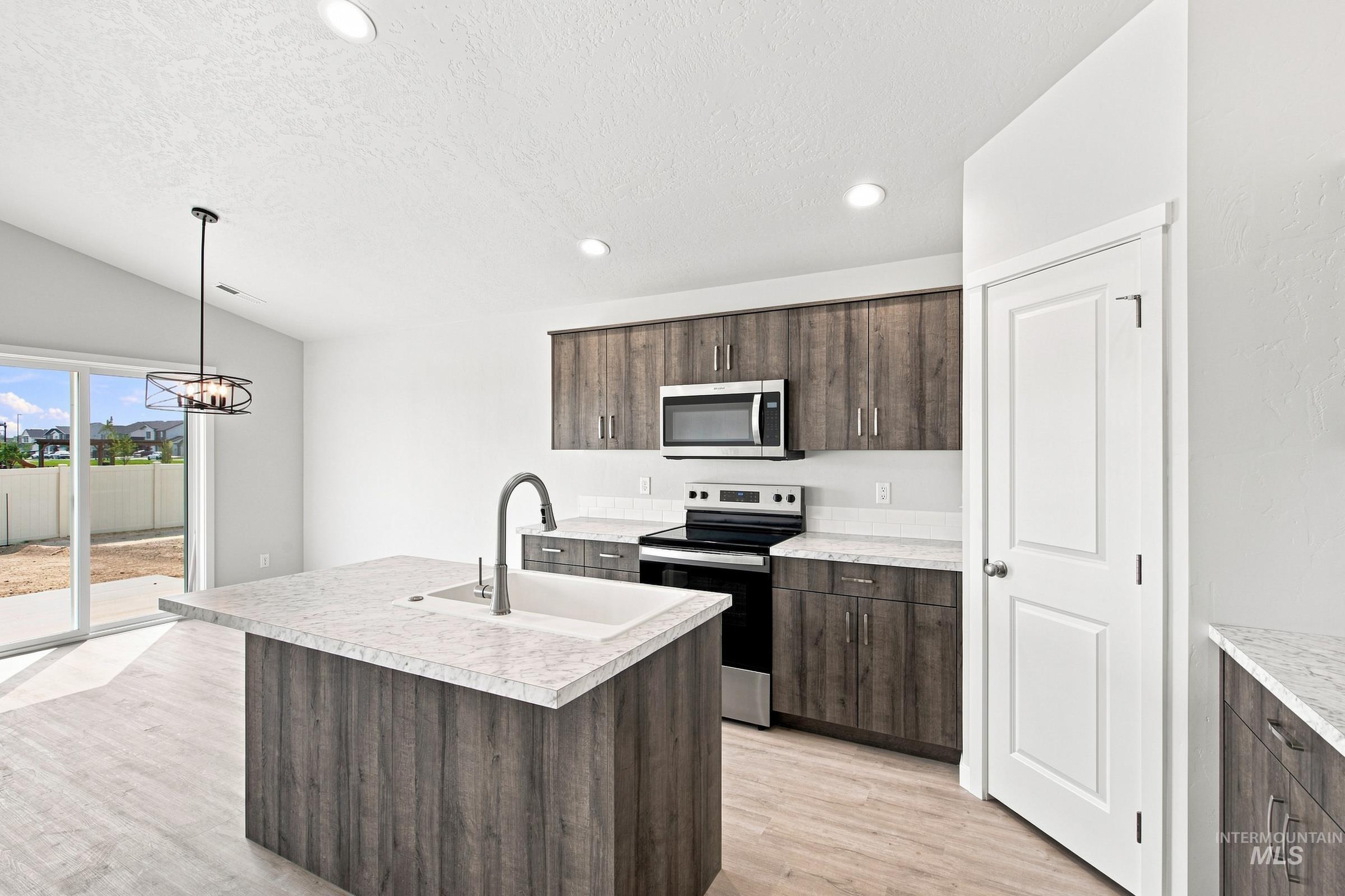 4576 S Amsterdam Ave Property Photo 4
