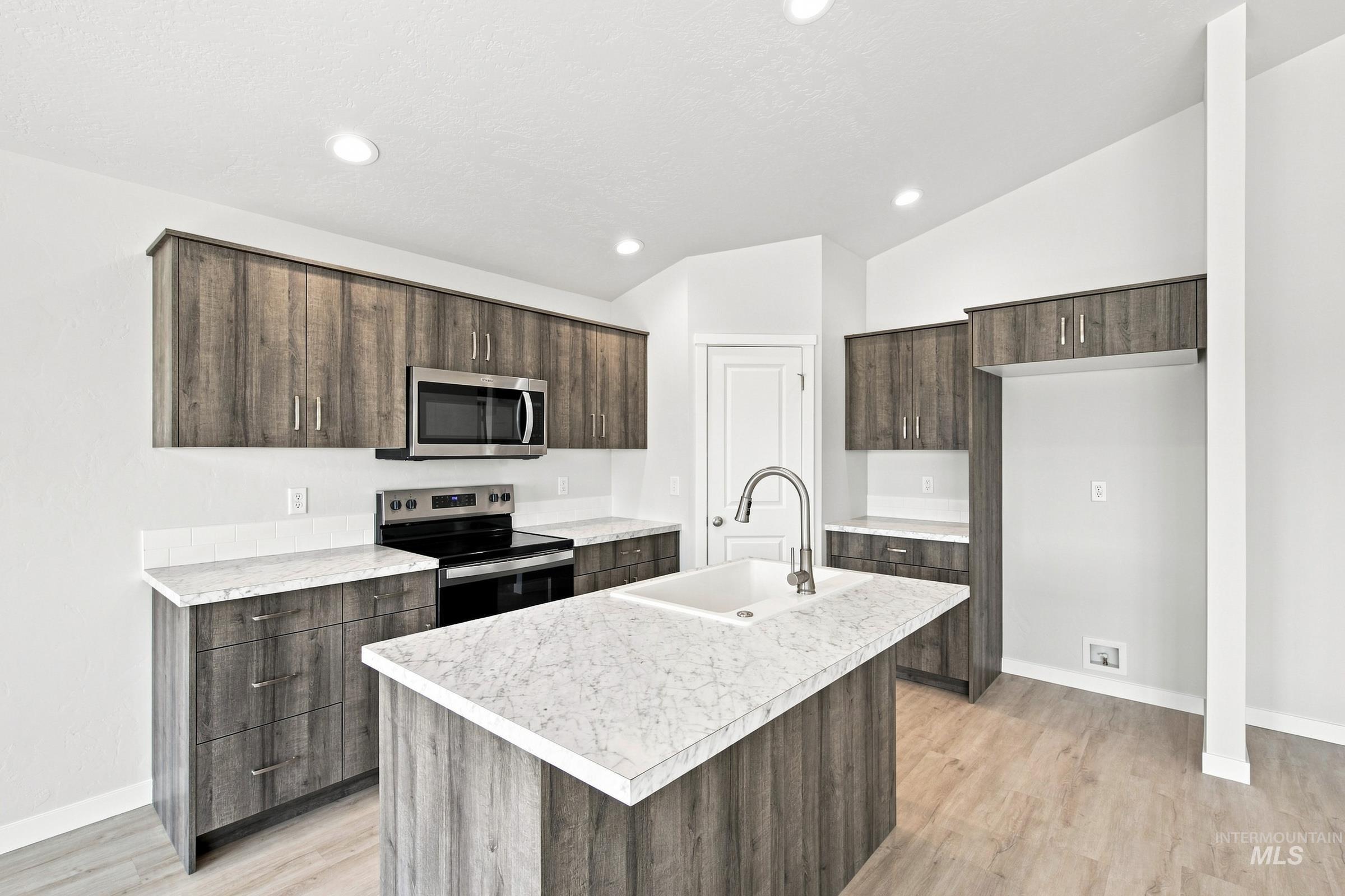 4576 S Amsterdam Ave Property Photo 5