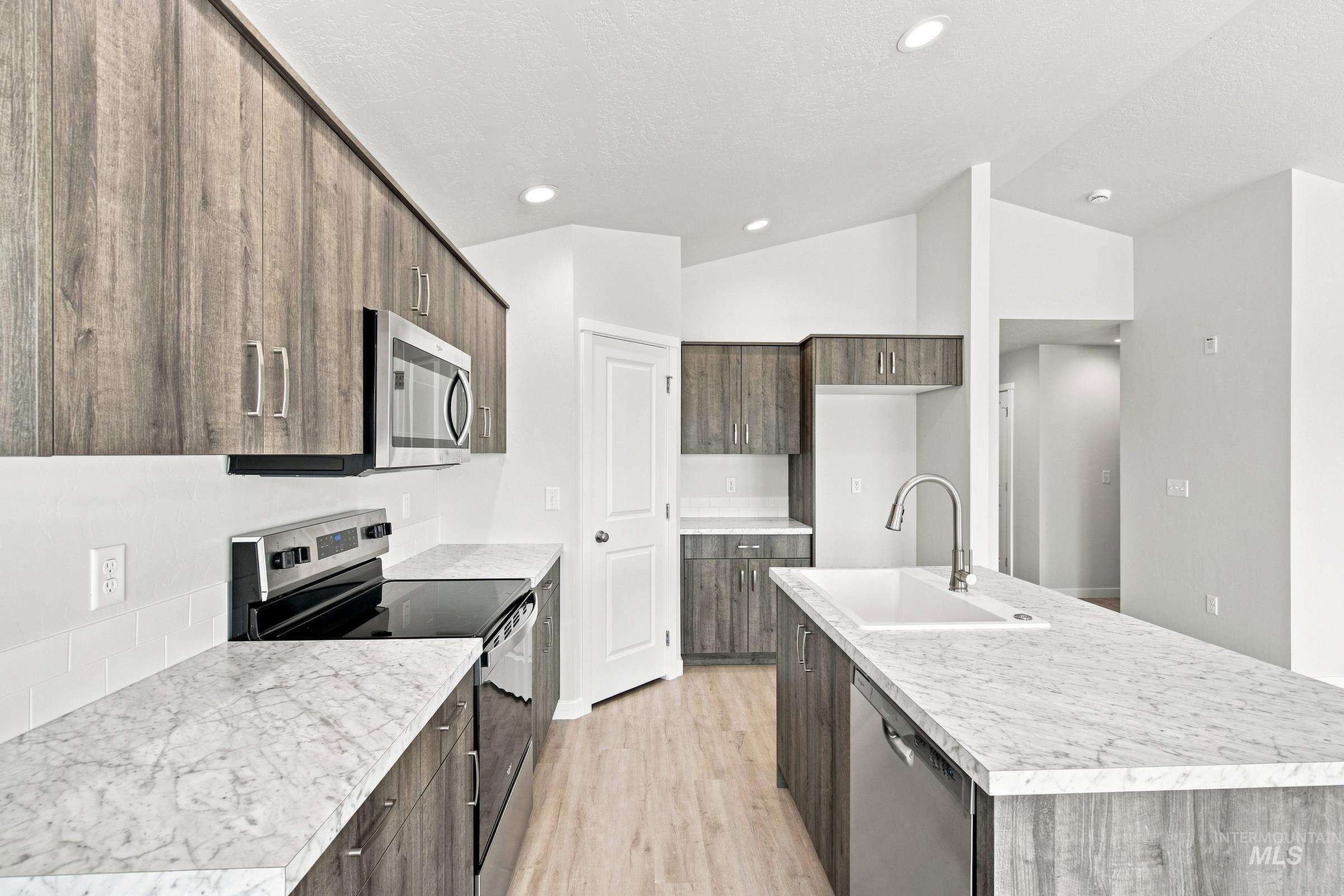 4576 S Amsterdam Ave Property Photo 6