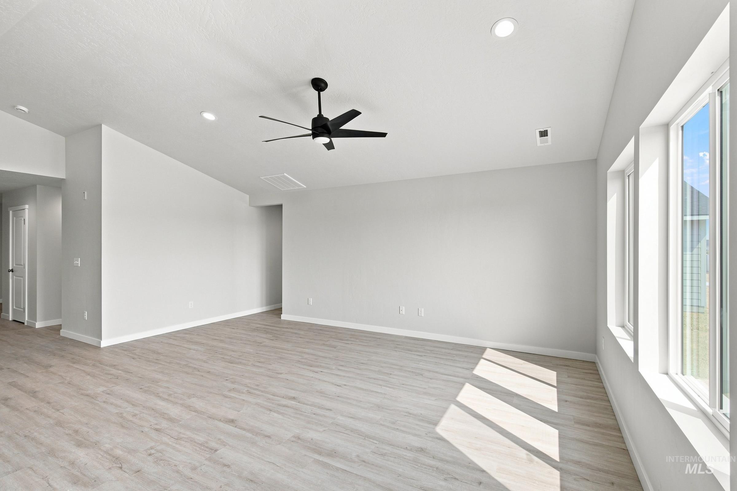 4576 S Amsterdam Ave Property Photo 8