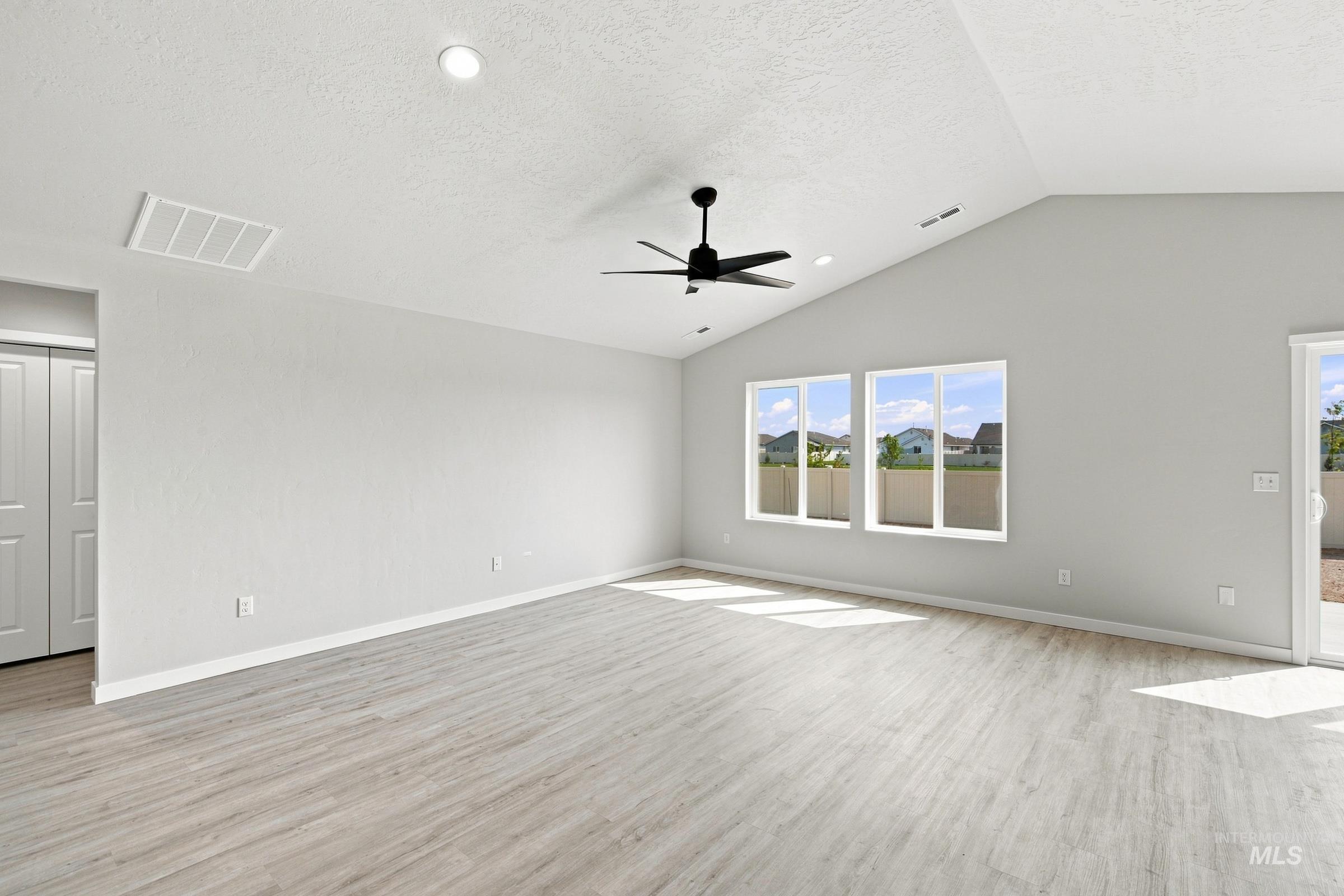 4576 S Amsterdam Ave Property Photo 9