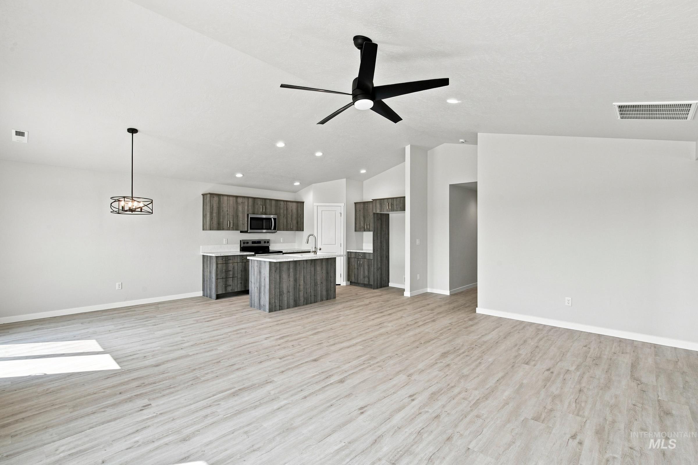 4576 S Amsterdam Ave Property Photo 11
