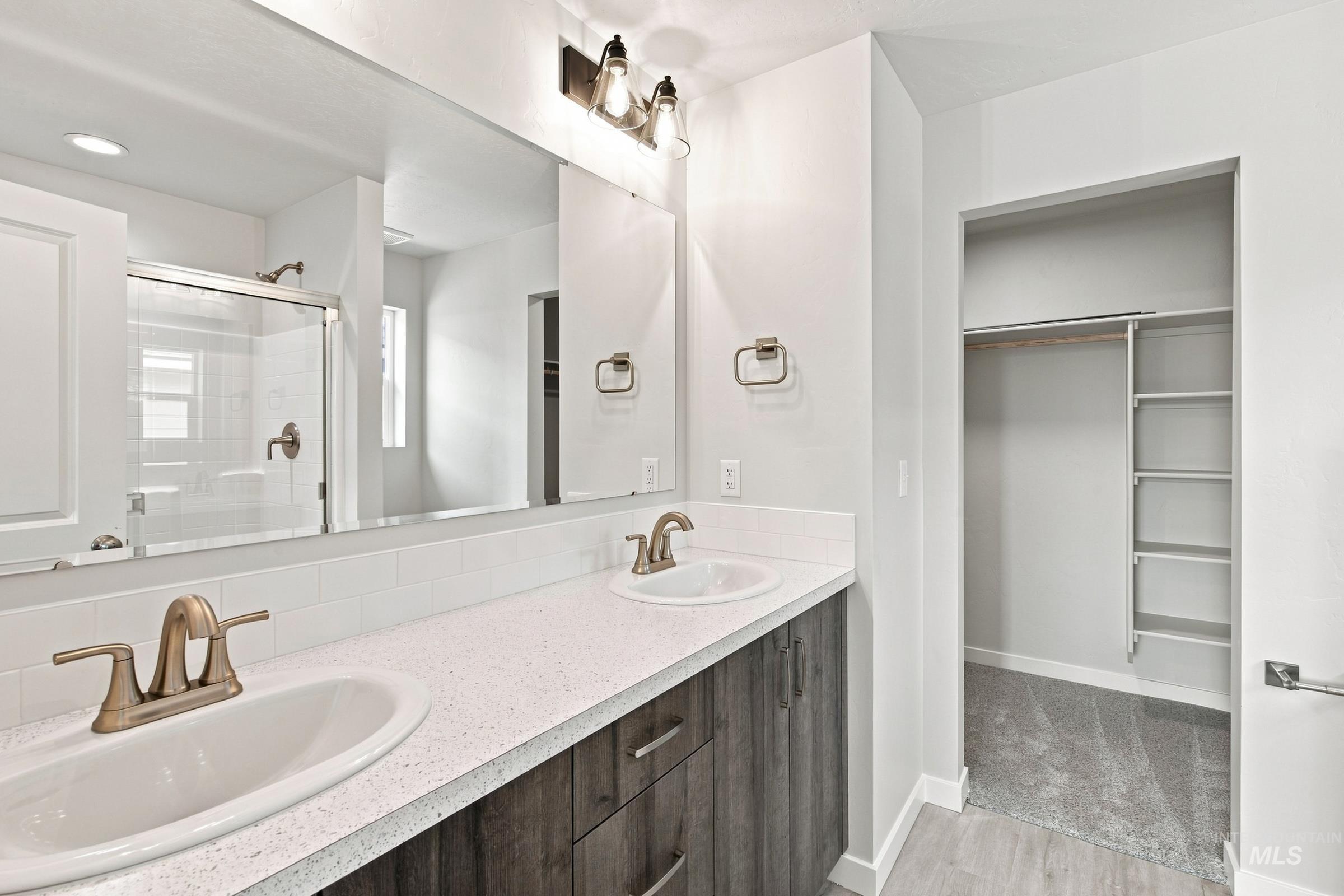 4576 S Amsterdam Ave Property Photo 21