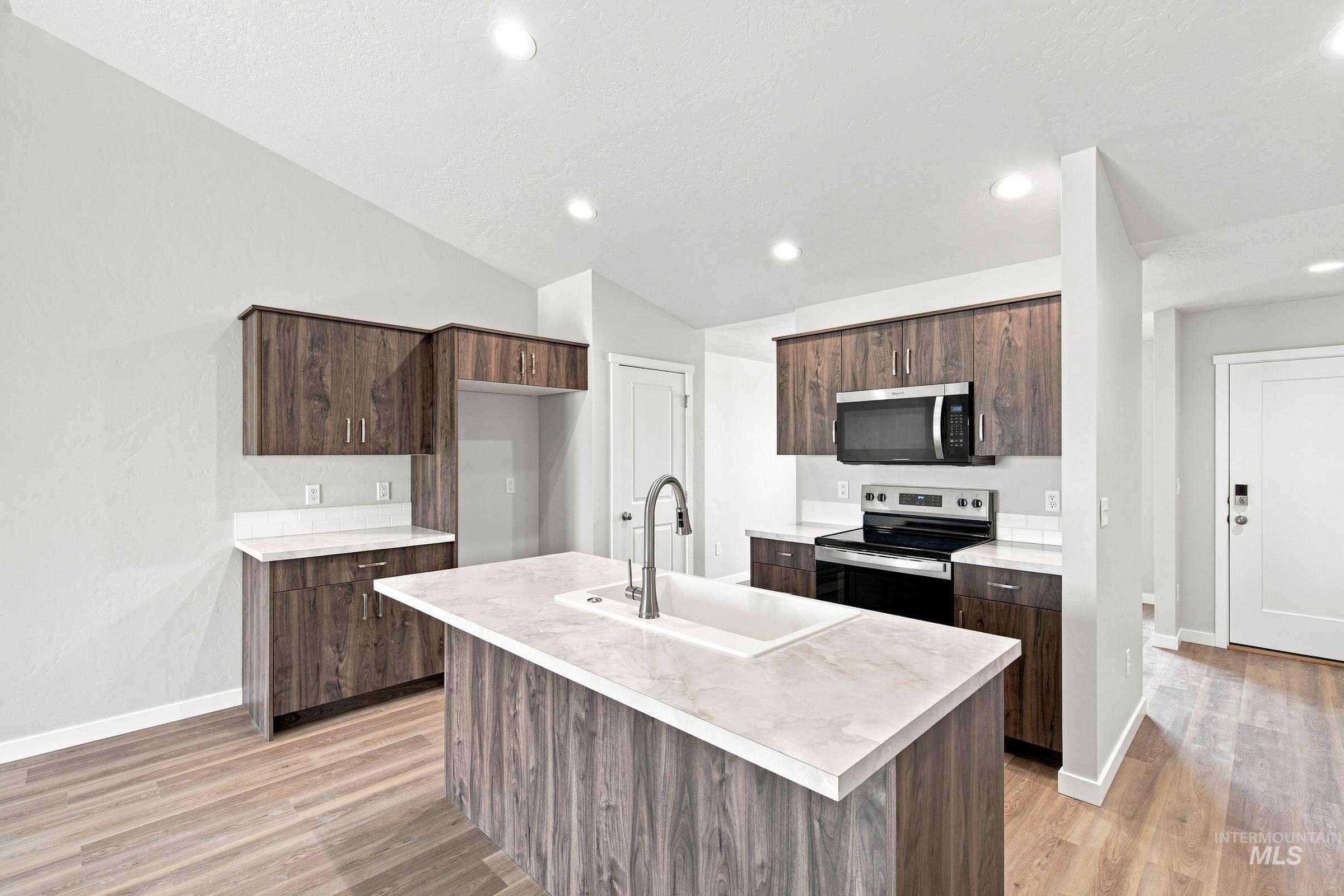 4594 S Amsterdam Ave Property Photo 4