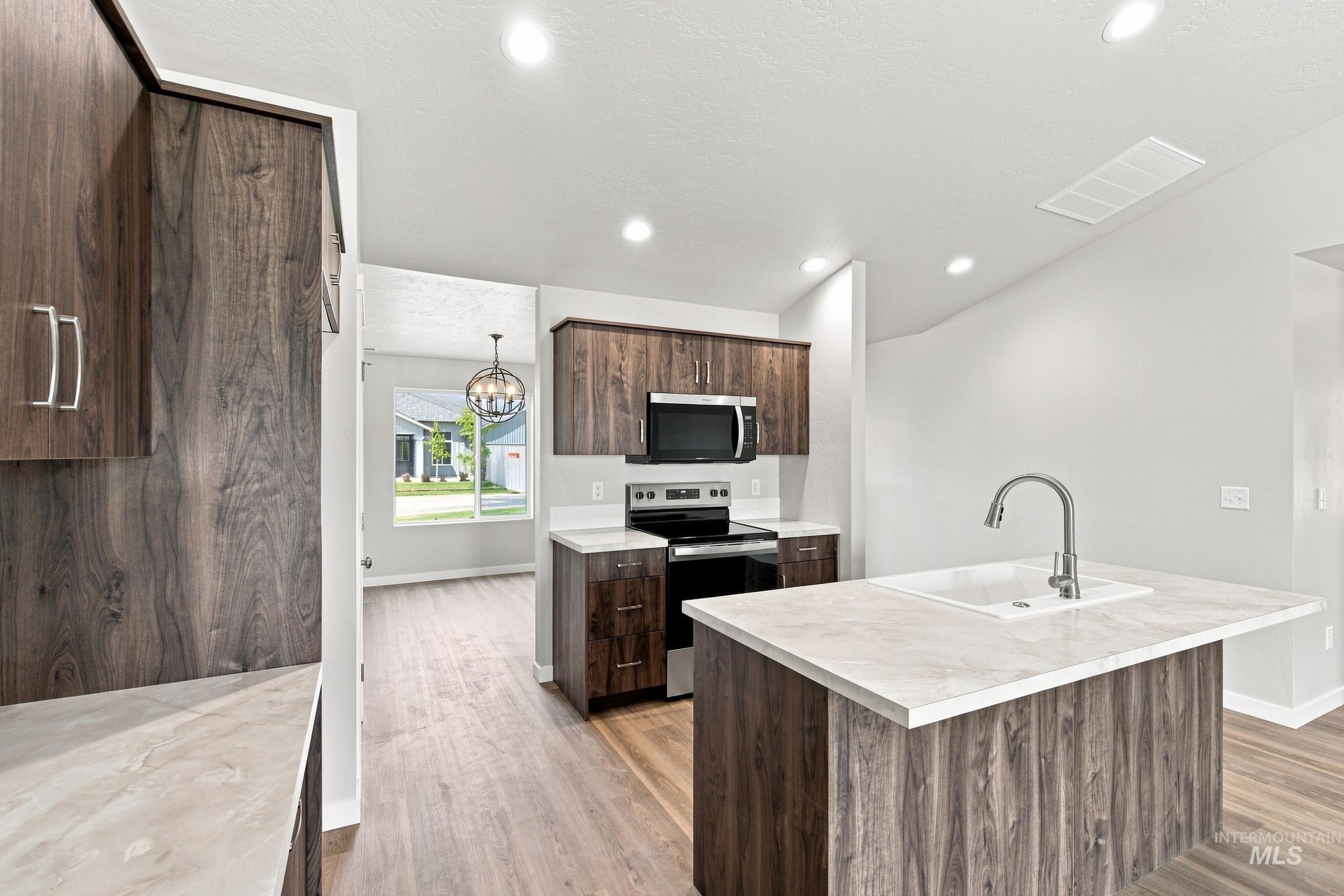 4594 S Amsterdam Ave Property Photo 6