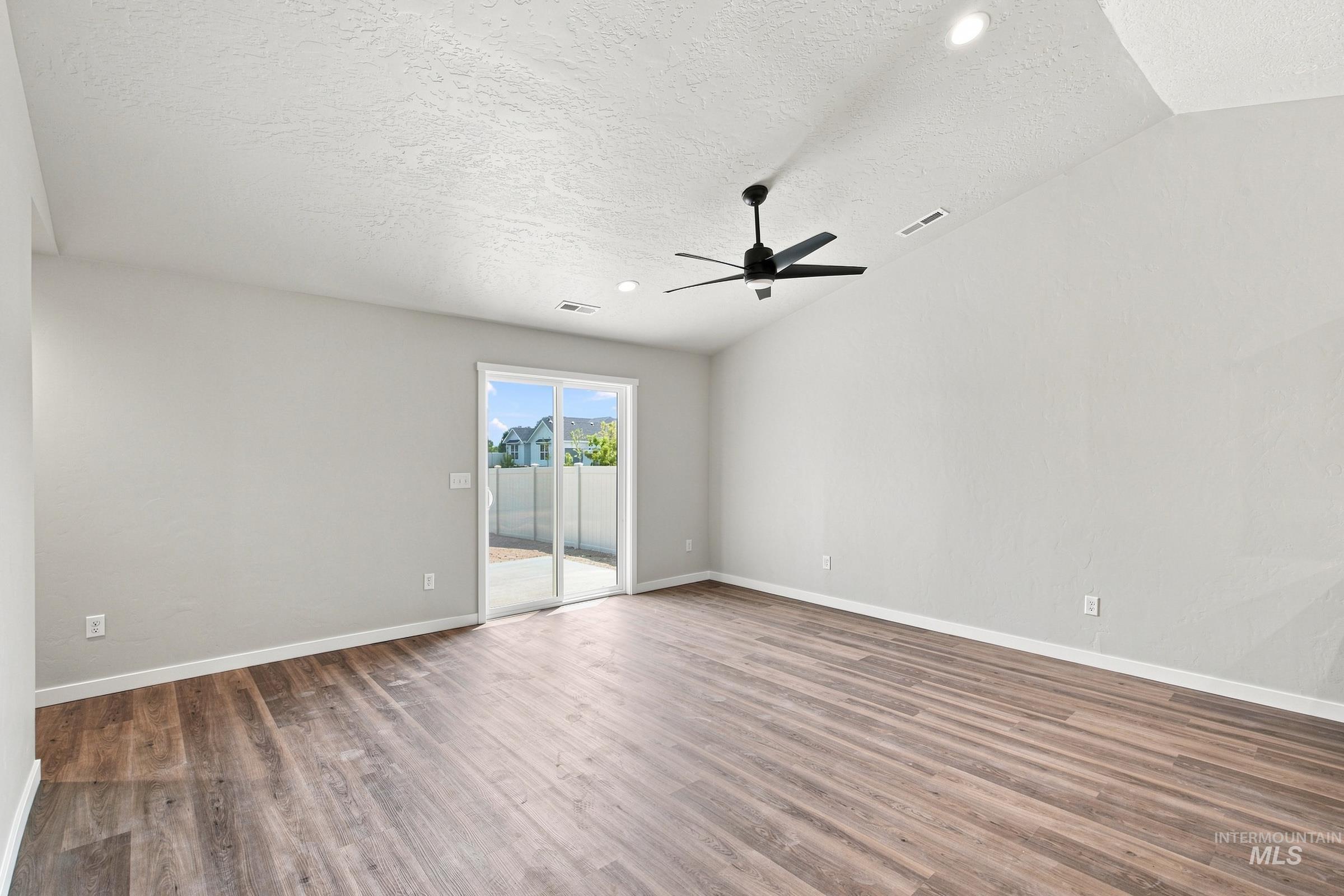 4594 S Amsterdam Ave Property Photo 8