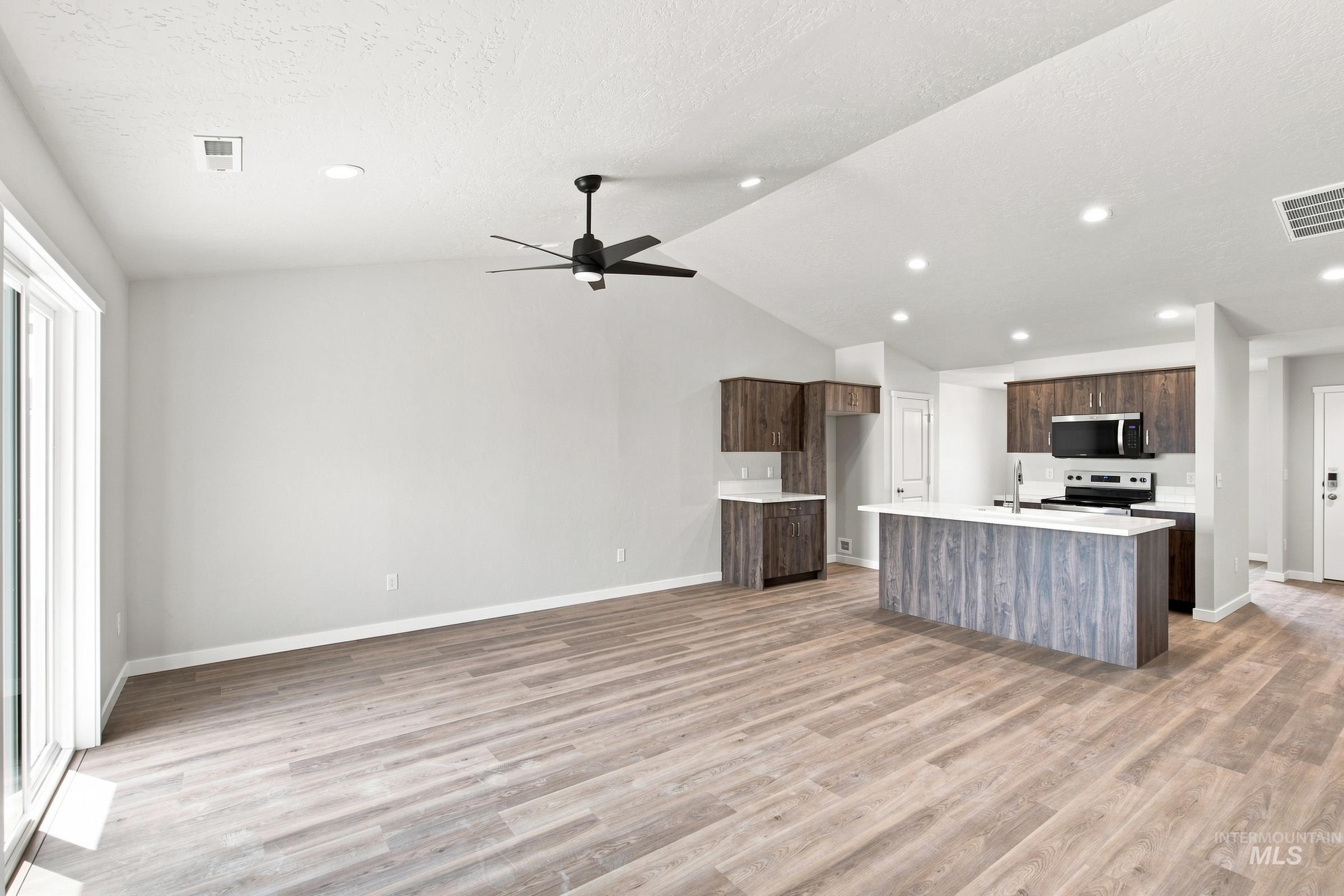 4594 S Amsterdam Ave Property Photo 9