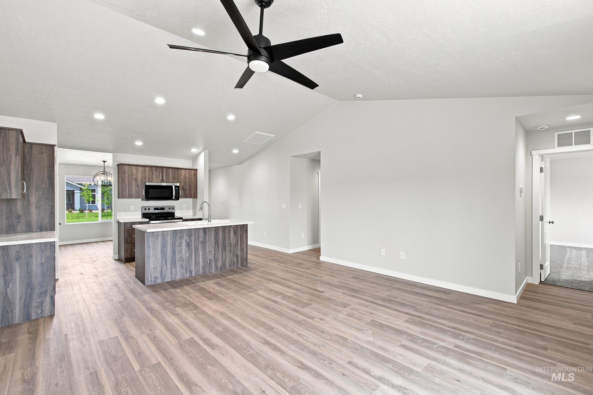 4594 S Amsterdam Ave Property Photo 10