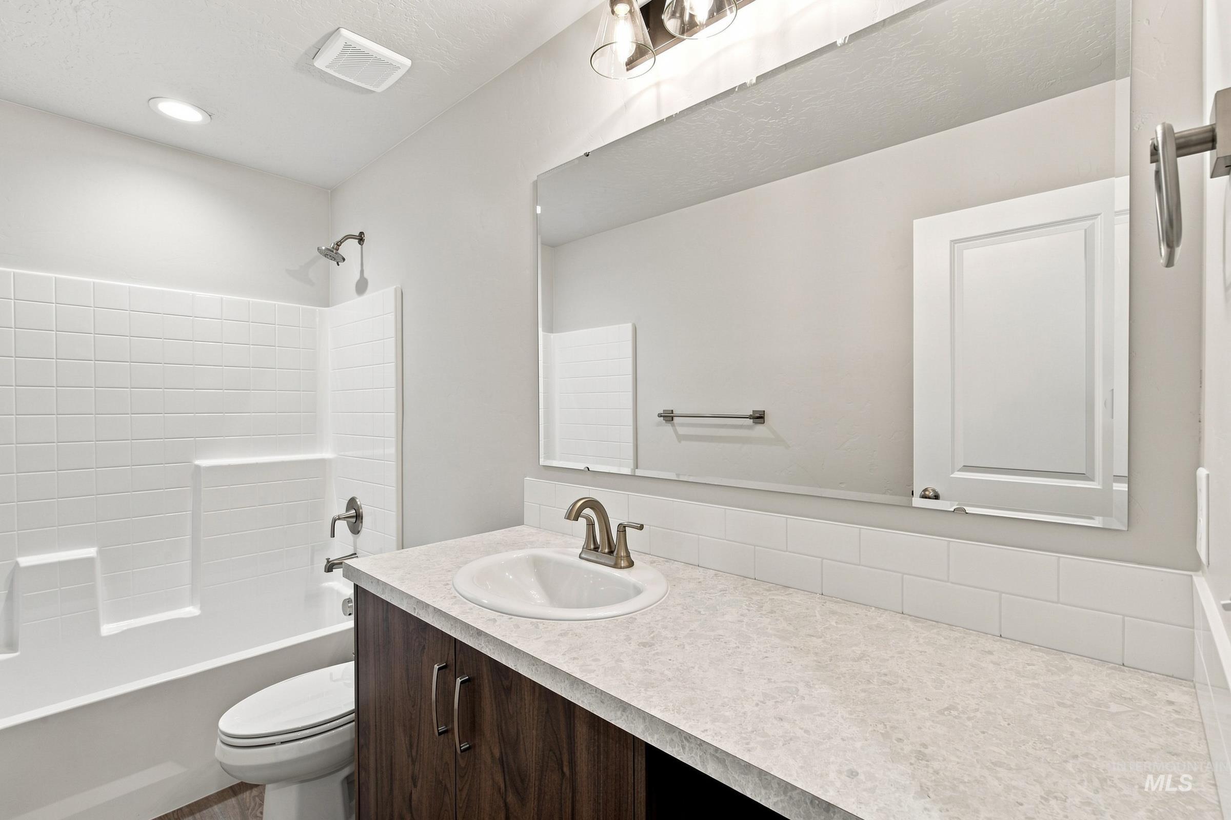 4594 S Amsterdam Ave Property Photo 13