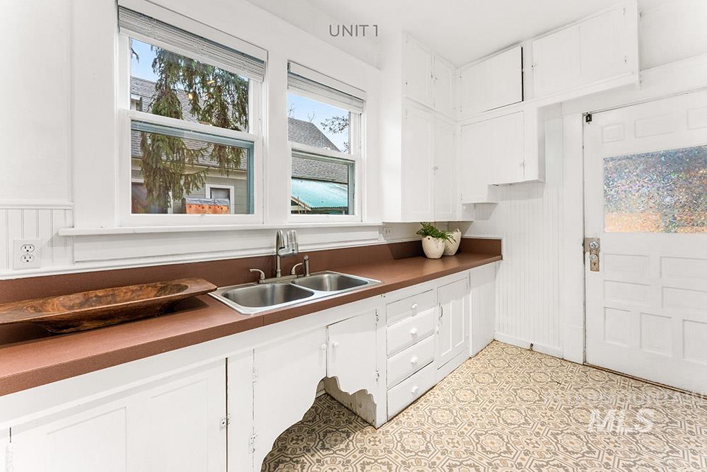 1818 W Washington St Property Photo 8