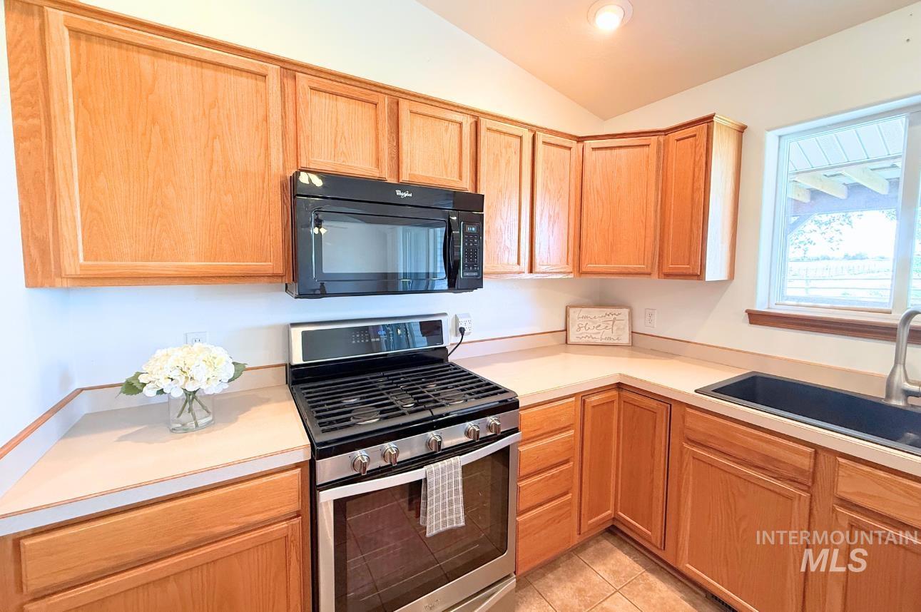 2335 Garey Lane Property Photo 10