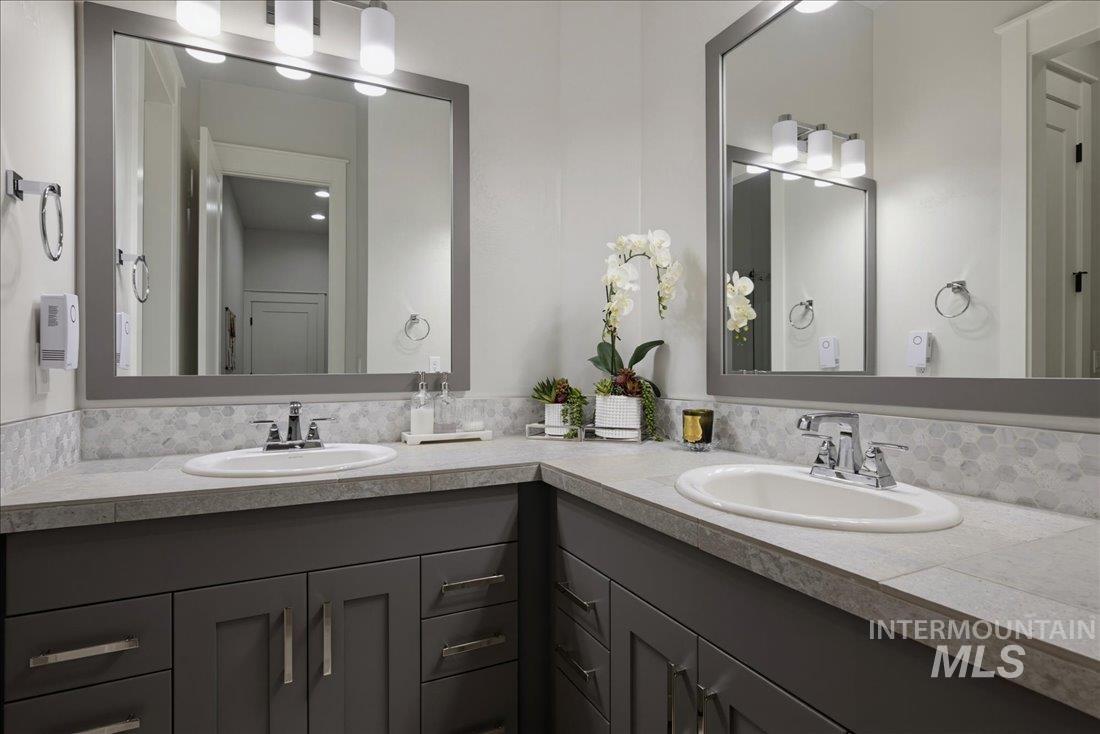 5824 S Astoria Avenue Property Photo 25