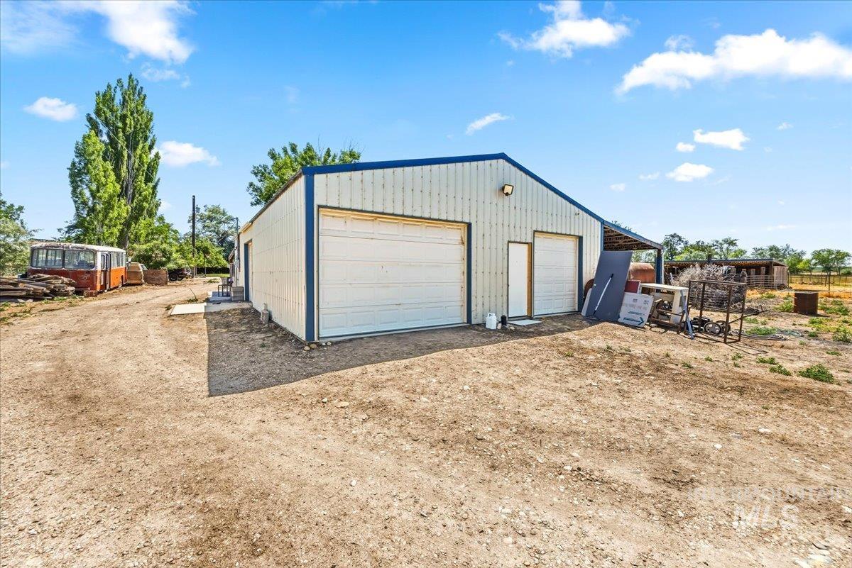 14211 Lake Shore Dr. Property Photo 2