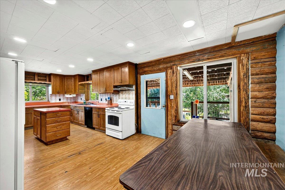 14211 Lake Shore Dr. Property Photo 9