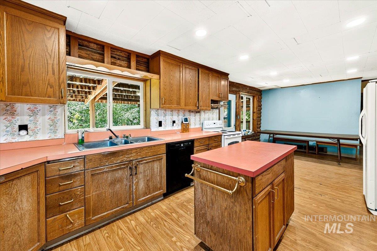 14211 Lake Shore Dr. Property Photo 11