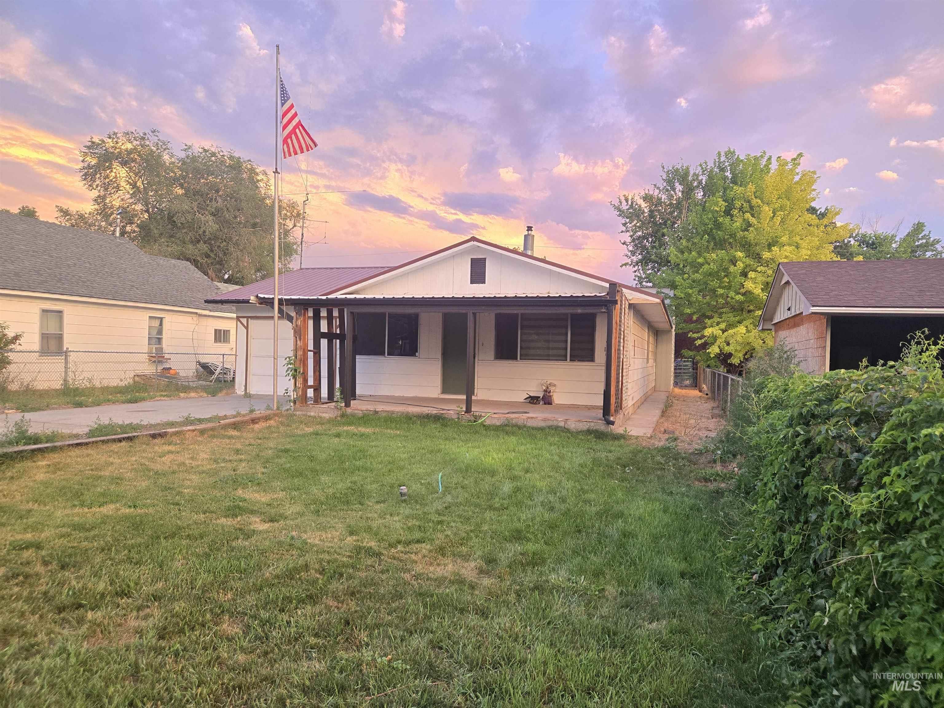 321 W Avenue E Property Photo 1