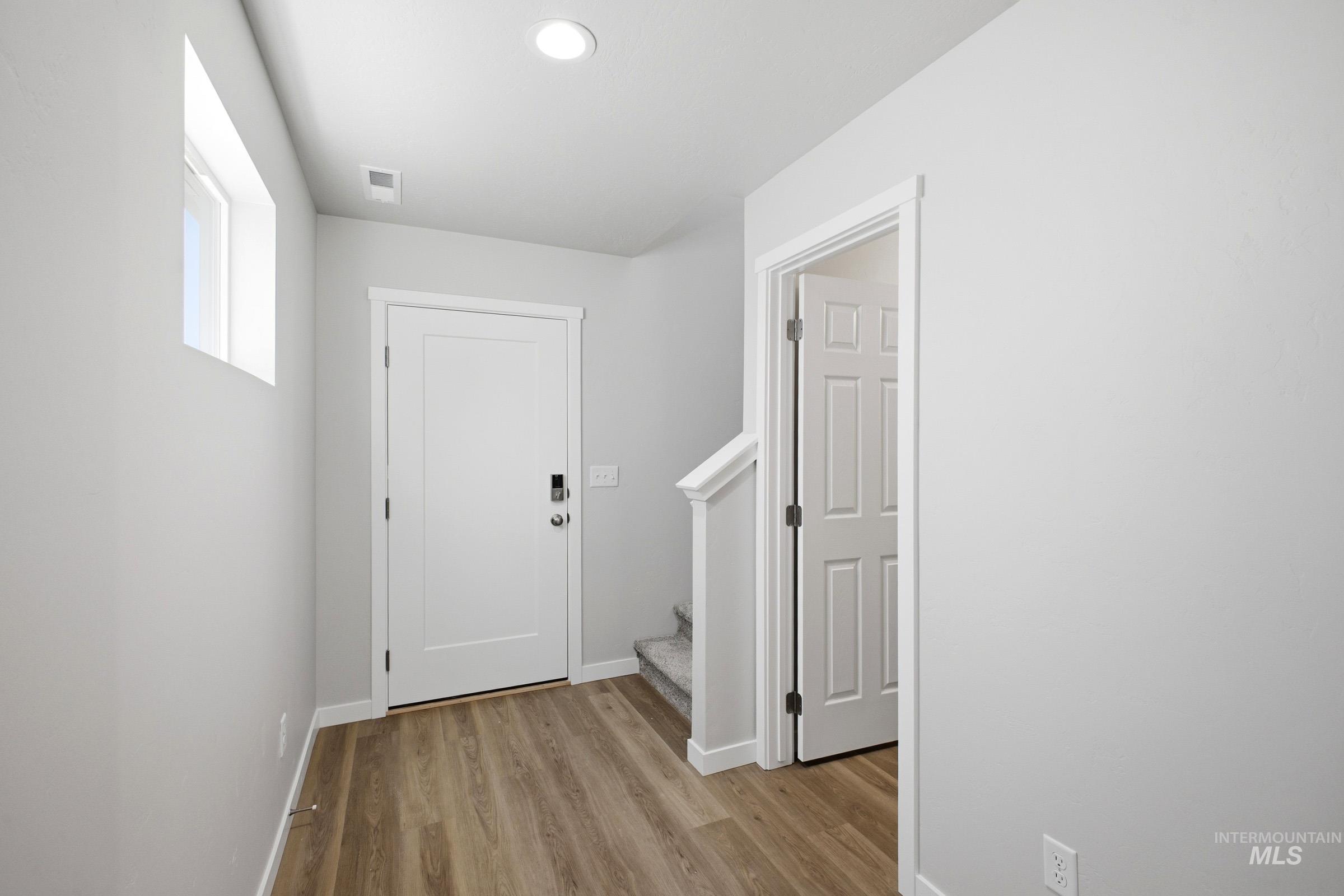 920 Thunderbolt St Property Photo 2