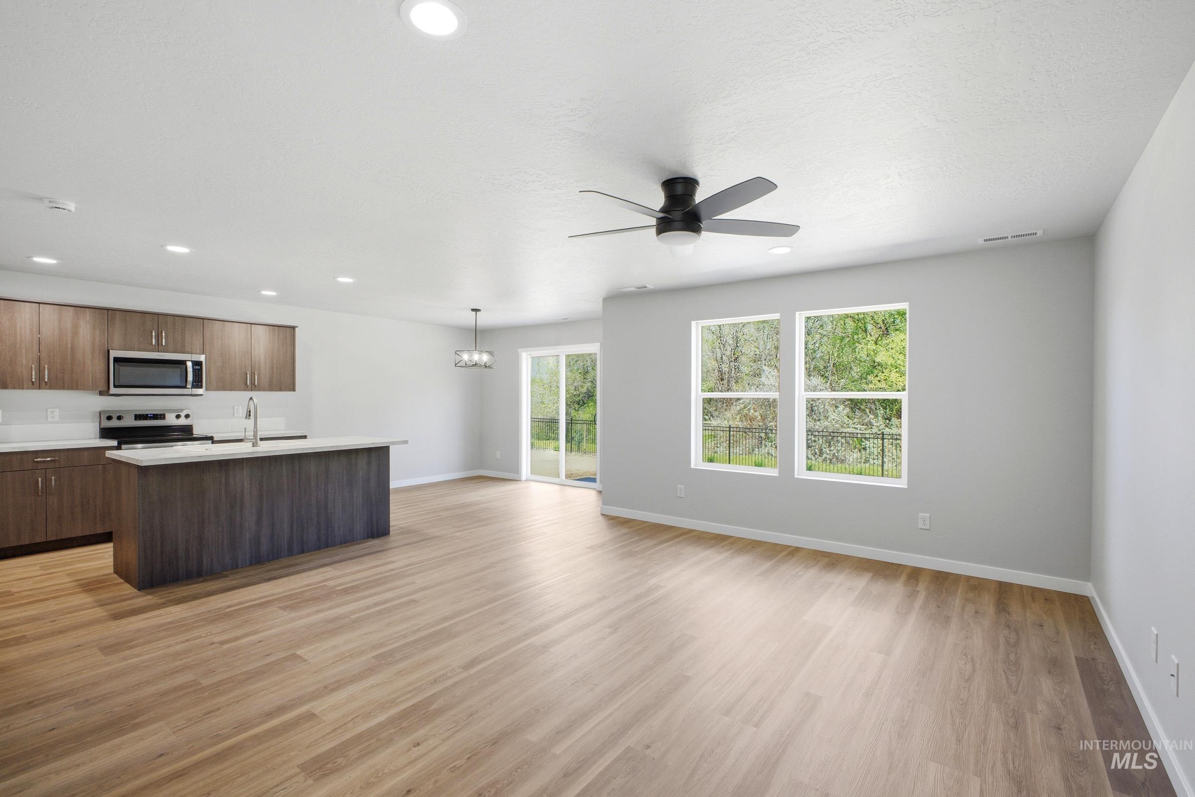 920 Thunderbolt St Property Photo 8