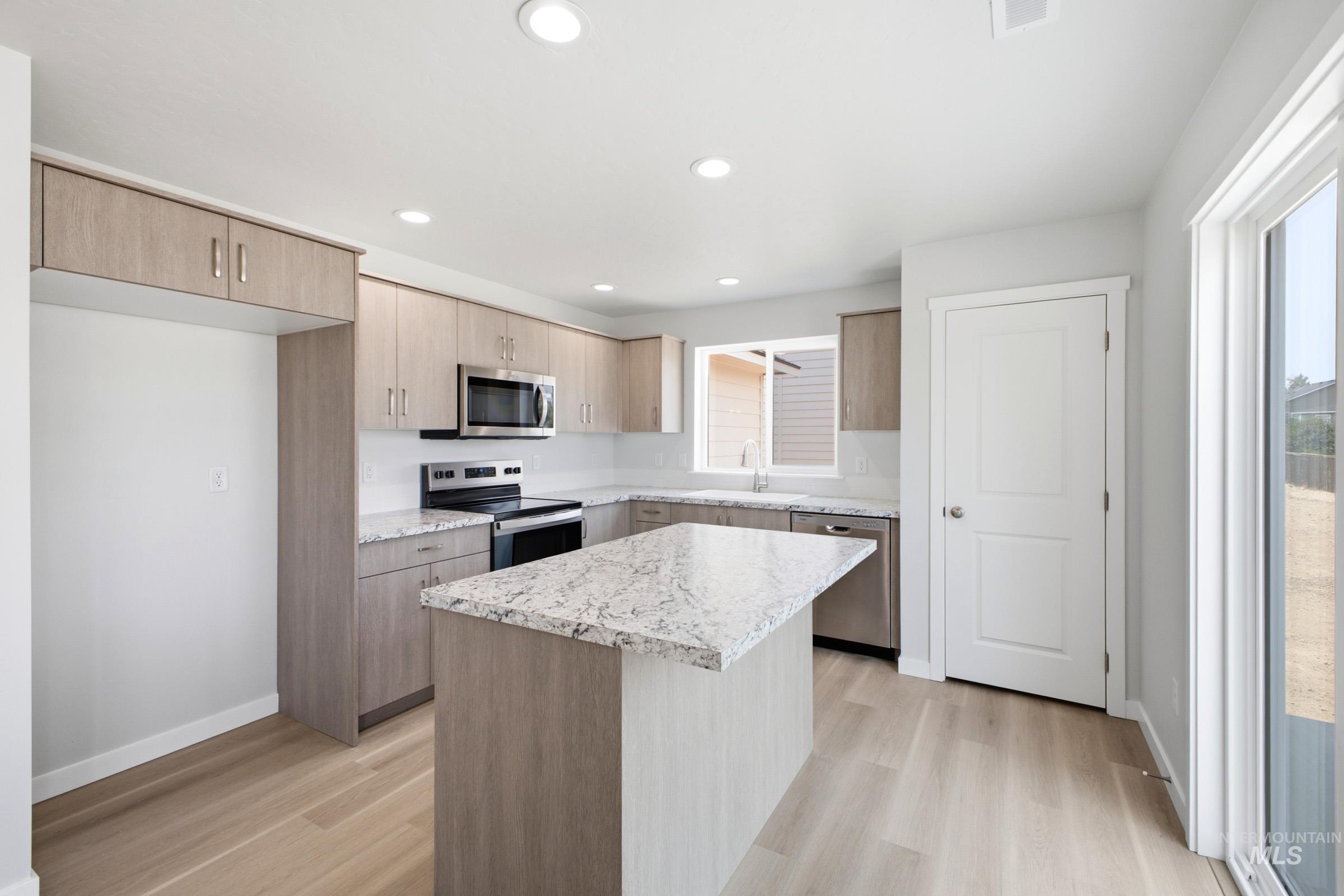 14044 Shiny Spruce St Property Photo 3