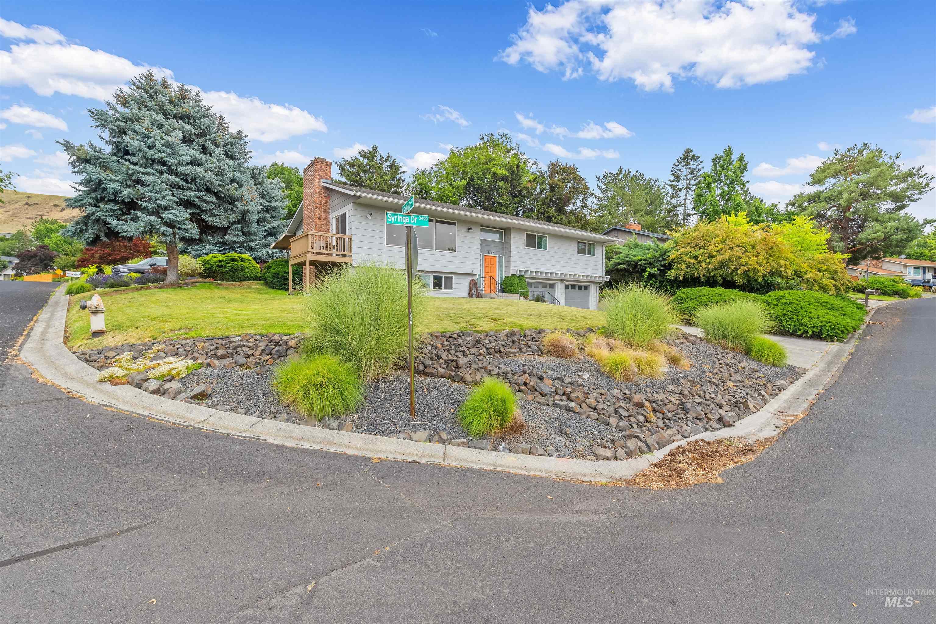 3427 Syringa Dr Property Photo 2